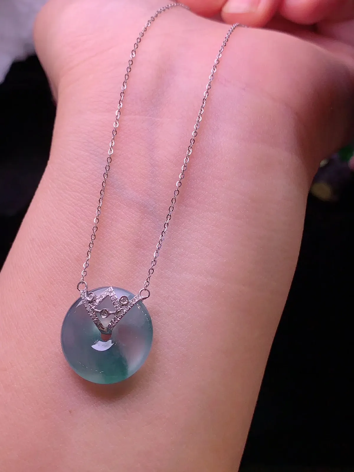 18k金钻镶嵌飘花平安扣项链吊坠 玉质水润细腻 色泽清新艳丽 整体尺寸16.6*4.3