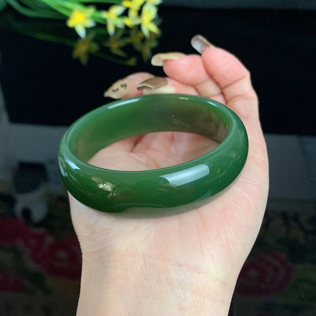 土豪款，和田玉57圈口菠菜绿宽版碧玉手镯！玉质细腻油润 底色纯净 无裂无棉 脂粉好，品质高