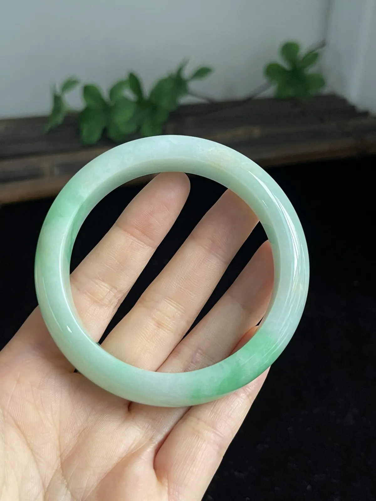 正圈55.5圈口，翡翠糯化种飘绿手镯