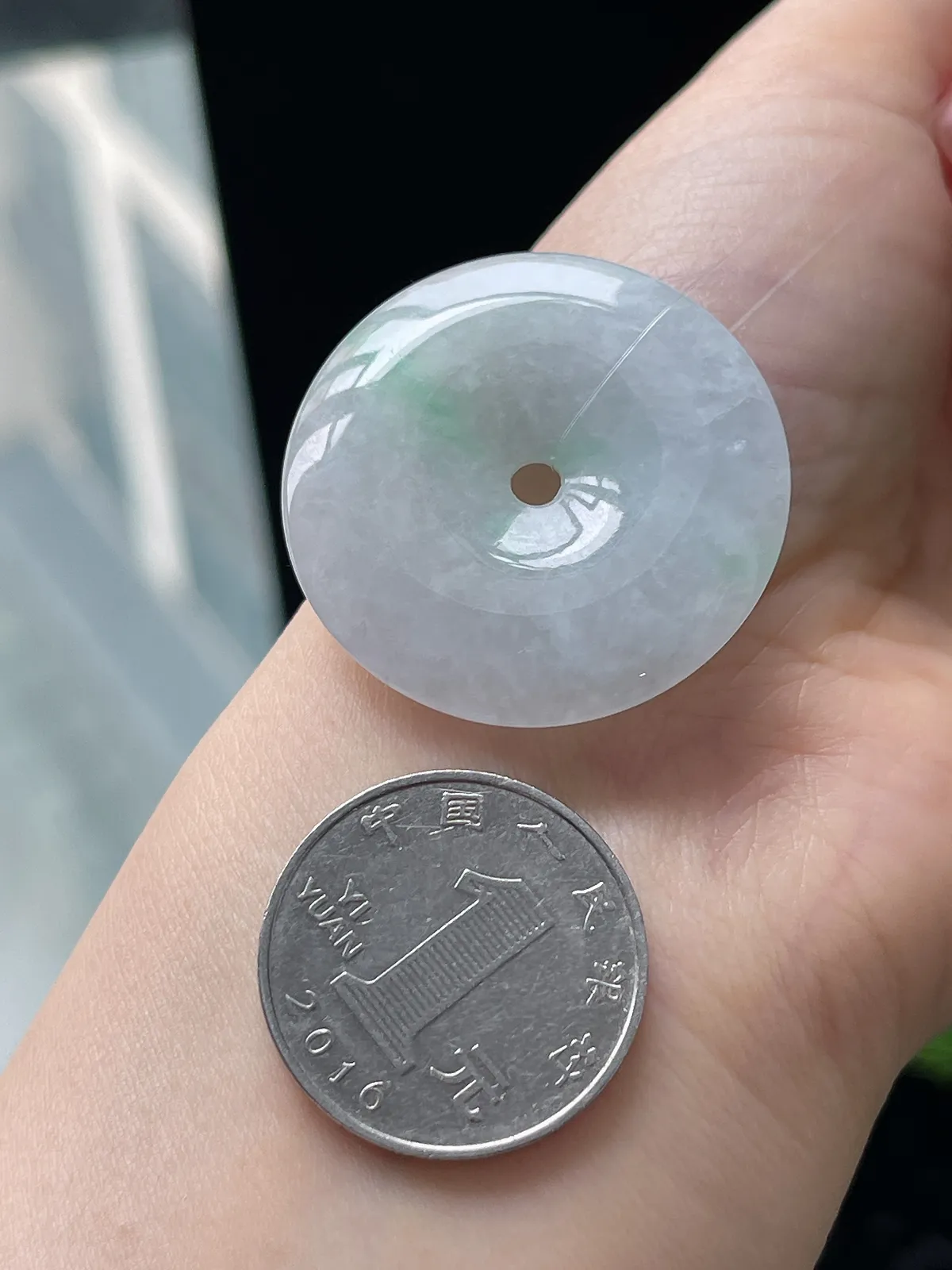 翡翠冰糯种飘绿平安扣