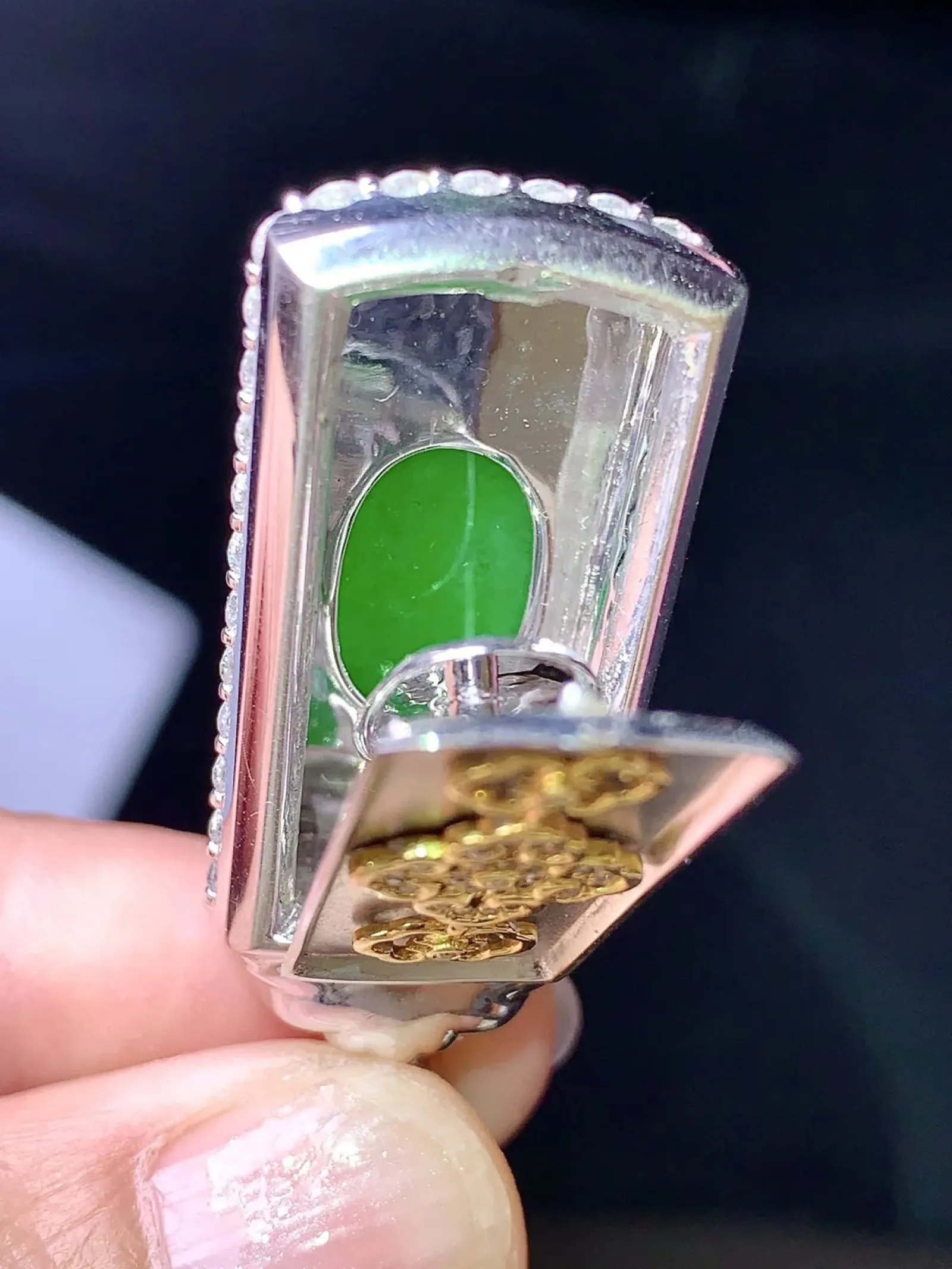 18k金钻镶嵌满绿无事牌吊坠 玉质细腻 色泽清新艳丽 整体尺寸42.3*16.8*9.2