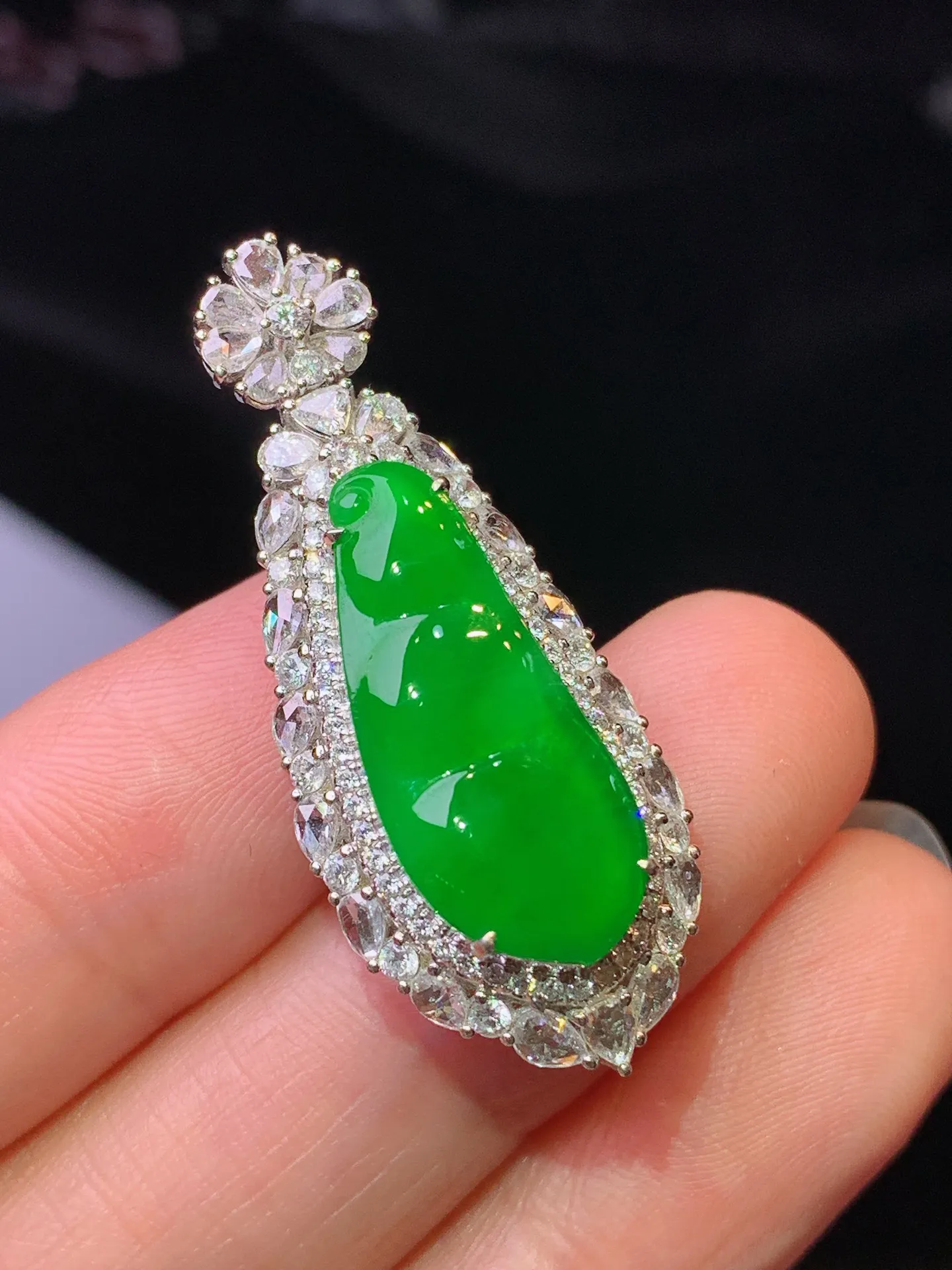 18k金钻镶嵌满绿四季豆吊坠 玉质细腻 色泽清新艳丽 整体尺寸36.5*14.8*10.2