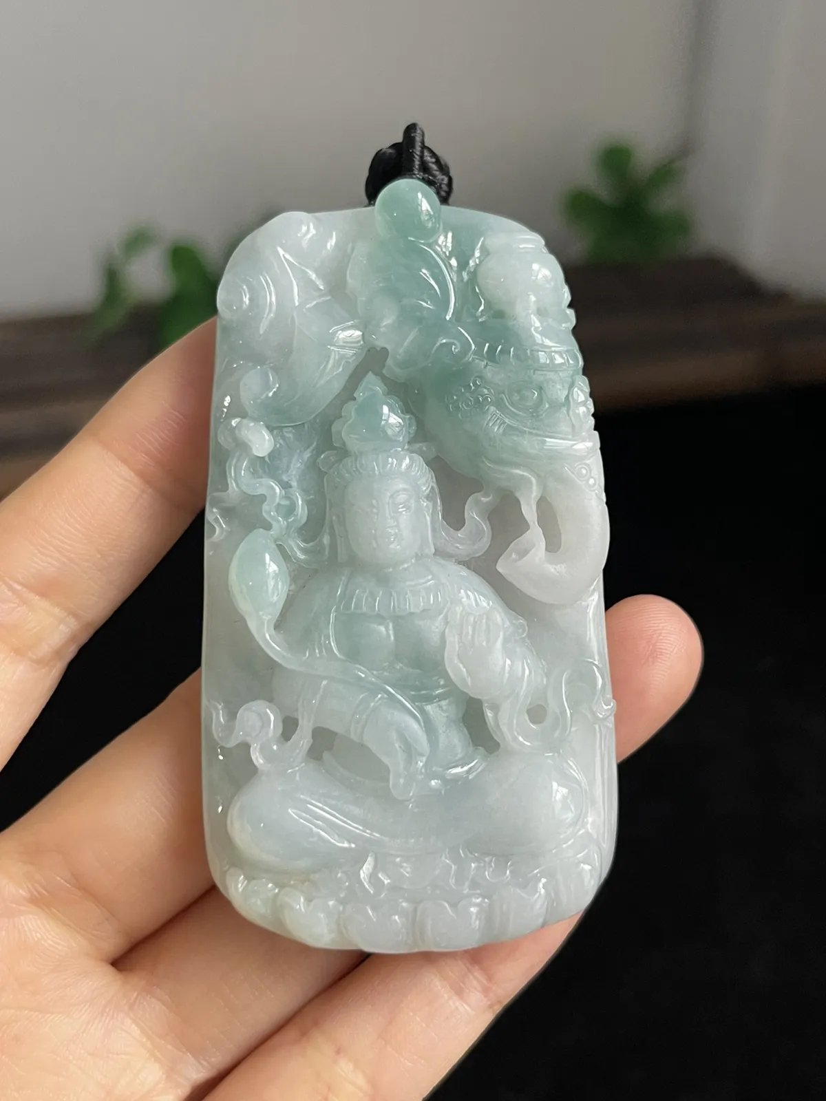 翡翠冰糯种淡绿色吊坠