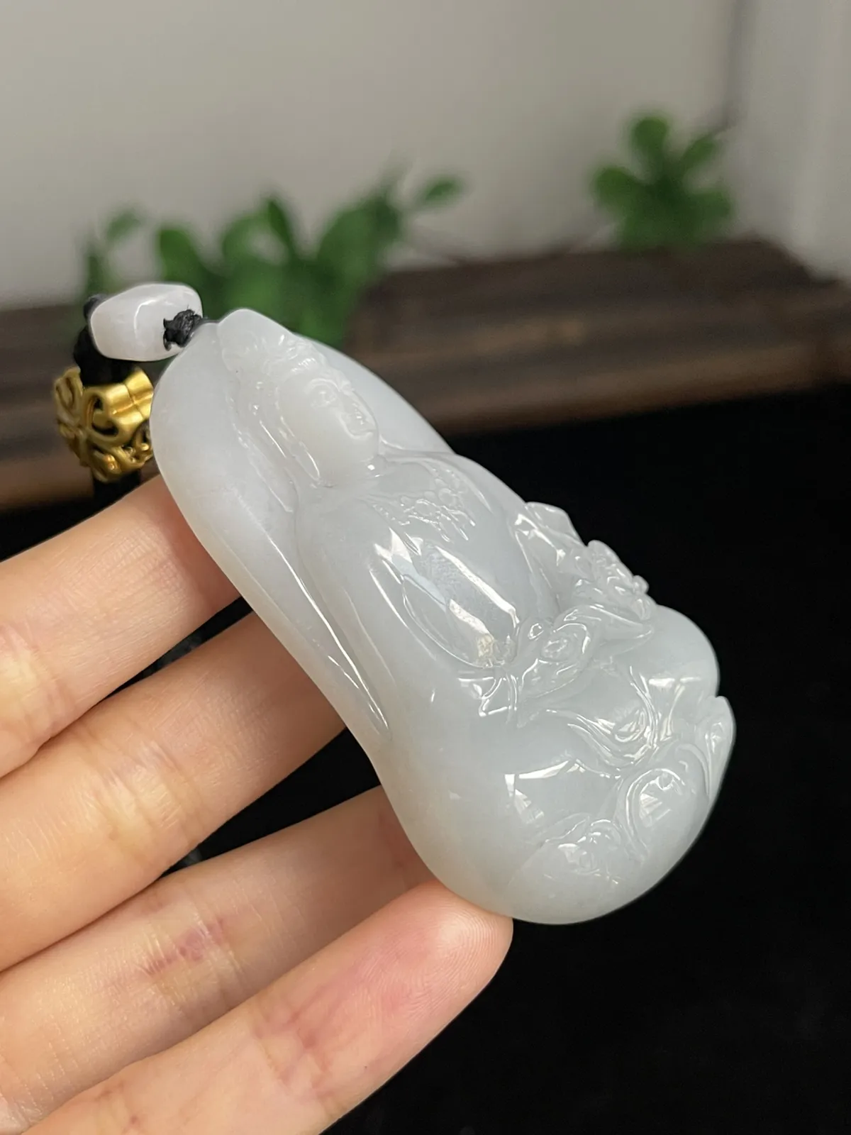 翡翠糯化种白色吊坠，配珠未测