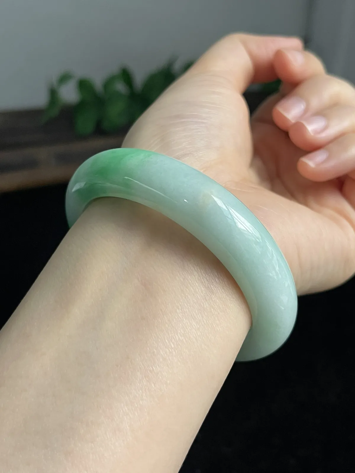 正圈55.5圈口，翡翠糯化种飘绿手镯