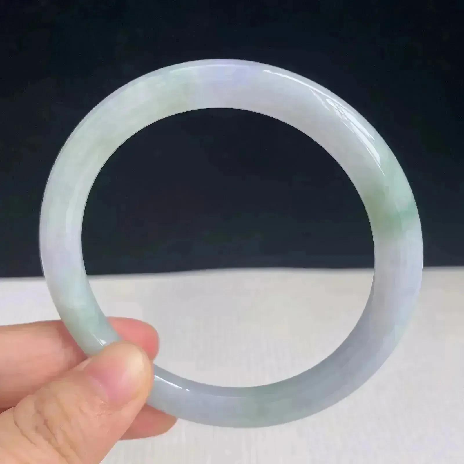 59mm自然光拍摄天然翡翠飘绿好种水圆条手镯 37.26克