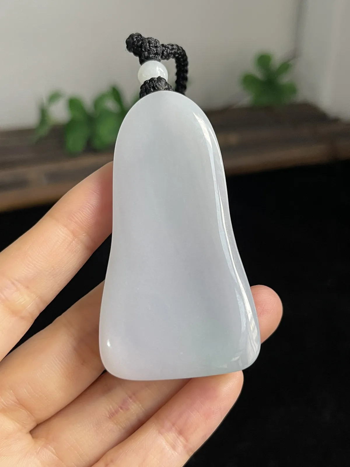 翡翠糯化种淡绿色吊坠，配珠未测