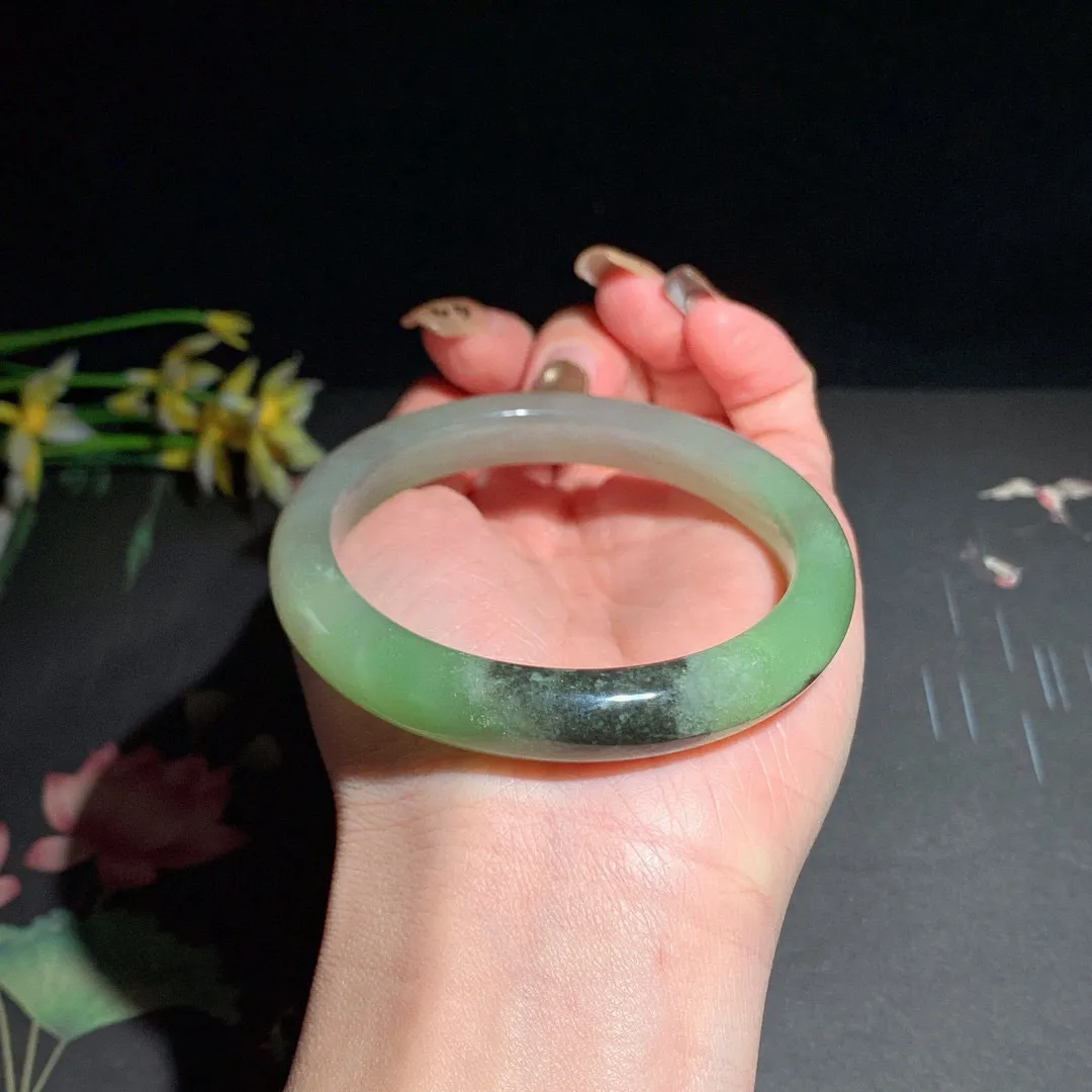 和田玉57.5圈口三色翠青手镯！玉质细腻油润 底色纯净 无纹裂 脂粉好，品质高