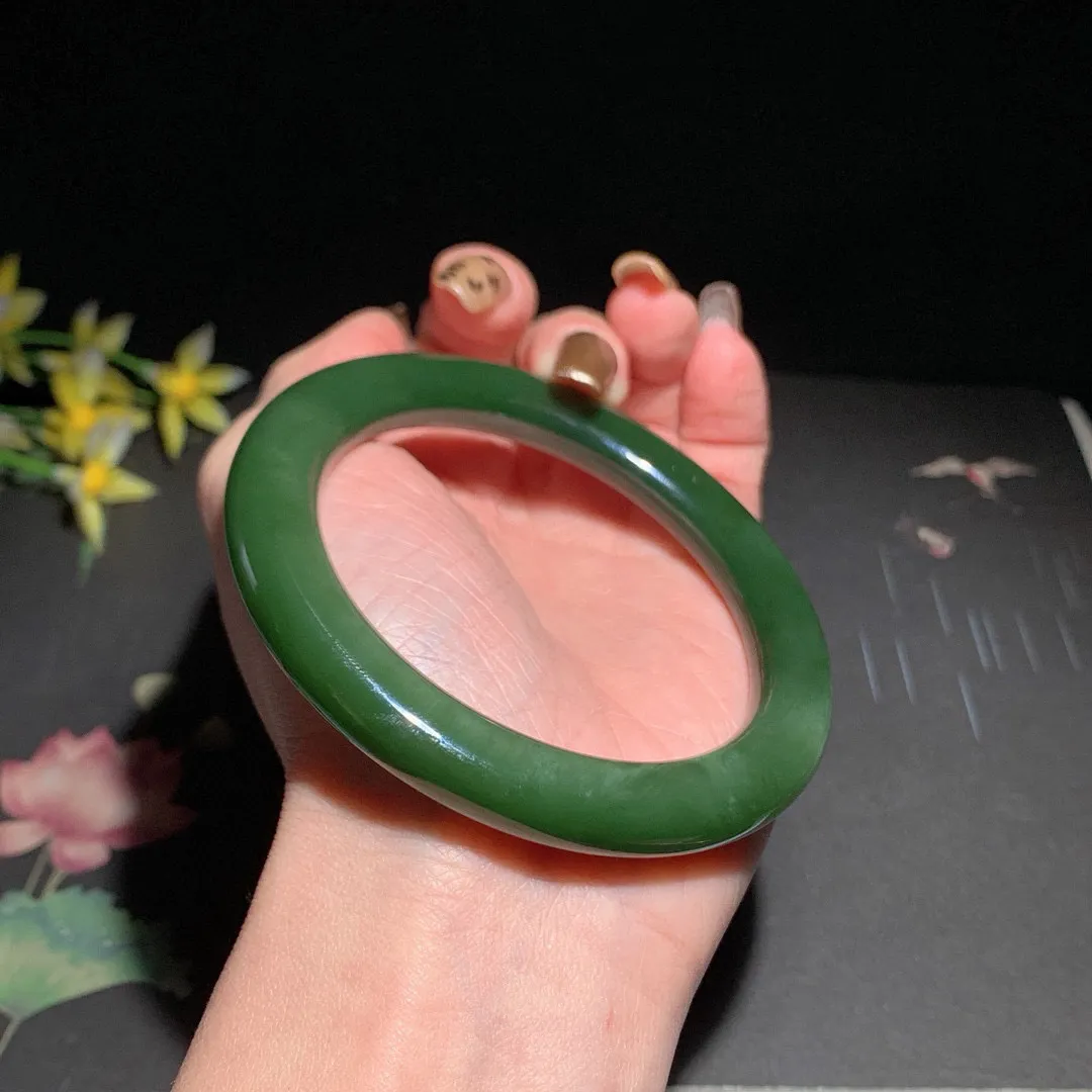 和田玉60圈口冰底菠菜绿猫眼圆条碧玉手镯！精品细料，玉质细腻油润 底色纯净 无裂无杂 脂粉好，品质高