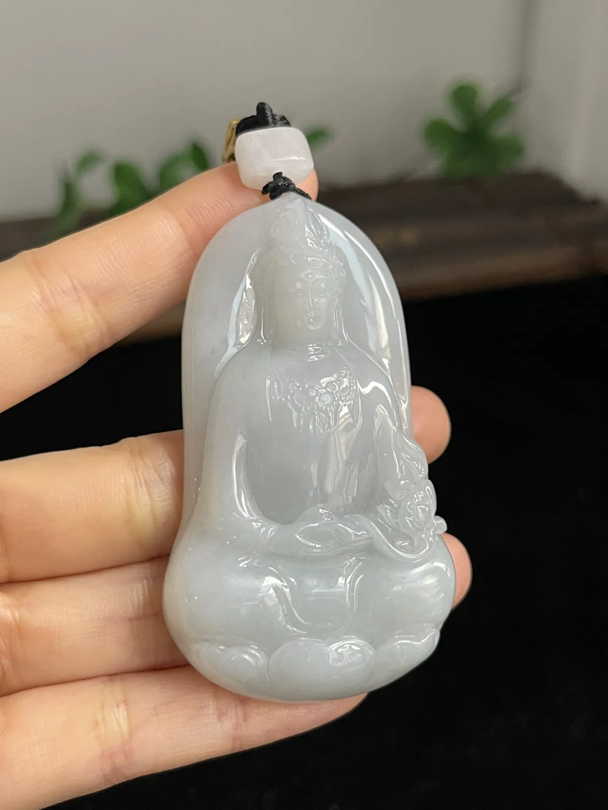 翡翠糯化种白色吊坠，配珠未测