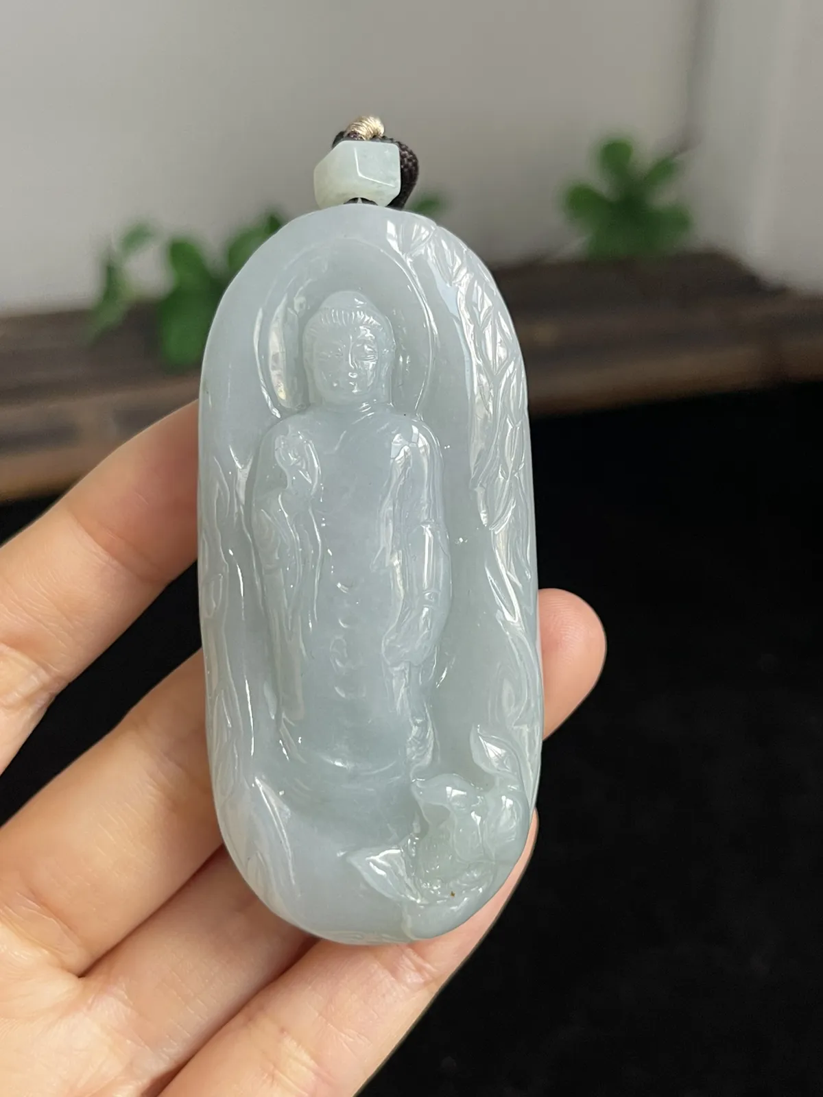 翡翠糯化种淡绿色吊坠，配石未测