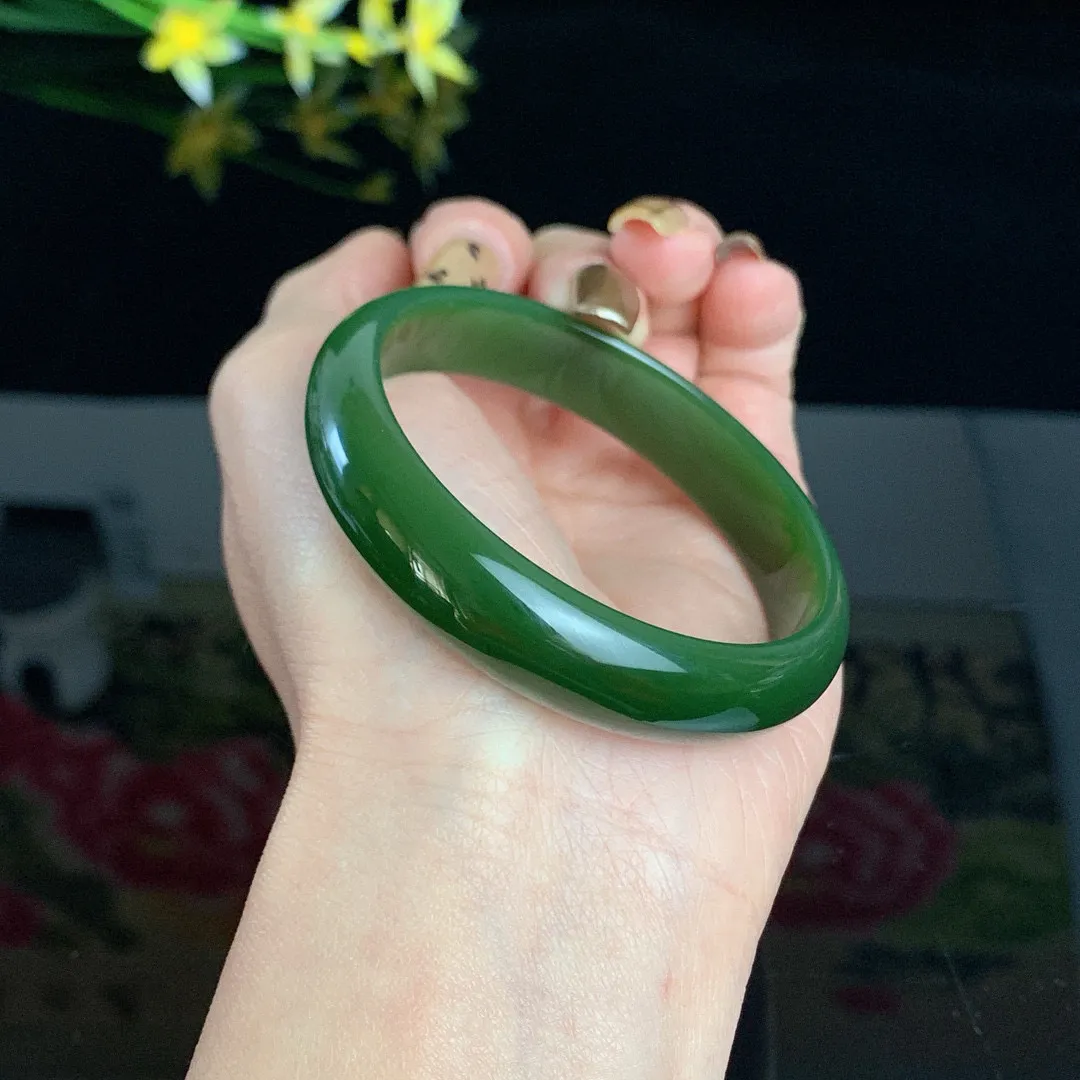 珍藏品，和田玉54.6圈口菠菜绿碧玉手镯！肉眼没啥结构，玉质细腻油润 底色纯净 无裂无黑 脂粉好，品质高