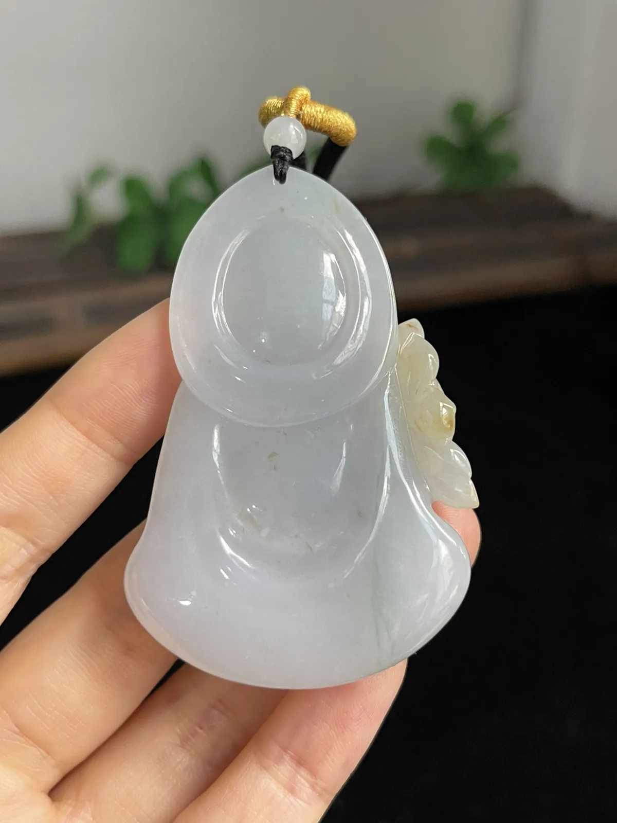 翡翠糯化种白色吊坠，配珠未测