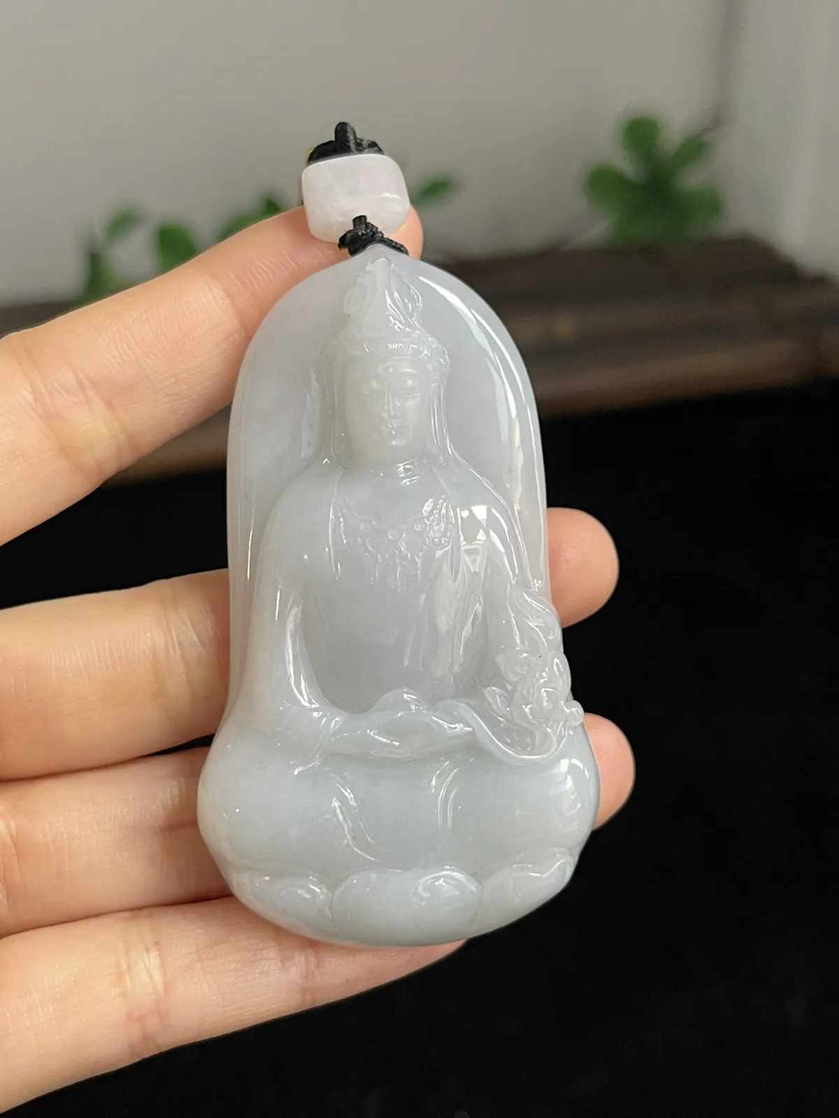 翡翠糯化种白色吊坠，配珠未测