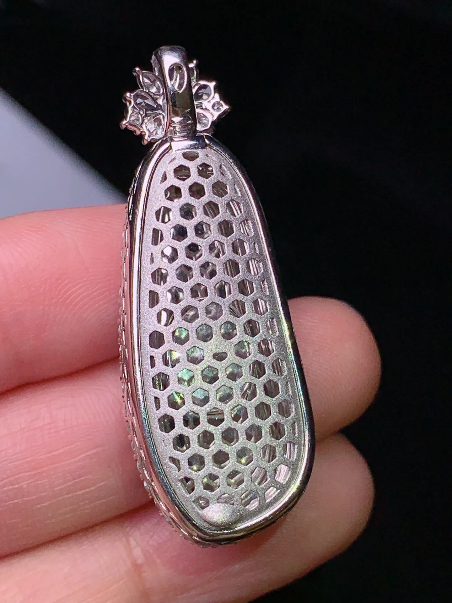 18k金钻镶嵌翠绿福瓜吊坠 玉质细腻 色泽艳丽清新 整体尺寸42.5*15.5*10.8