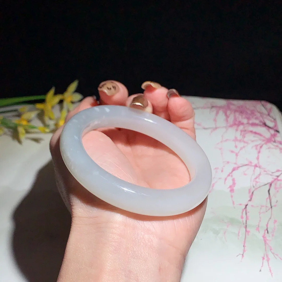 和田玉55.5圈口紫罗兰色手镯！白加紫！玉质细腻油润 底色纯净 无裂无黑 脂粉好，品质好！