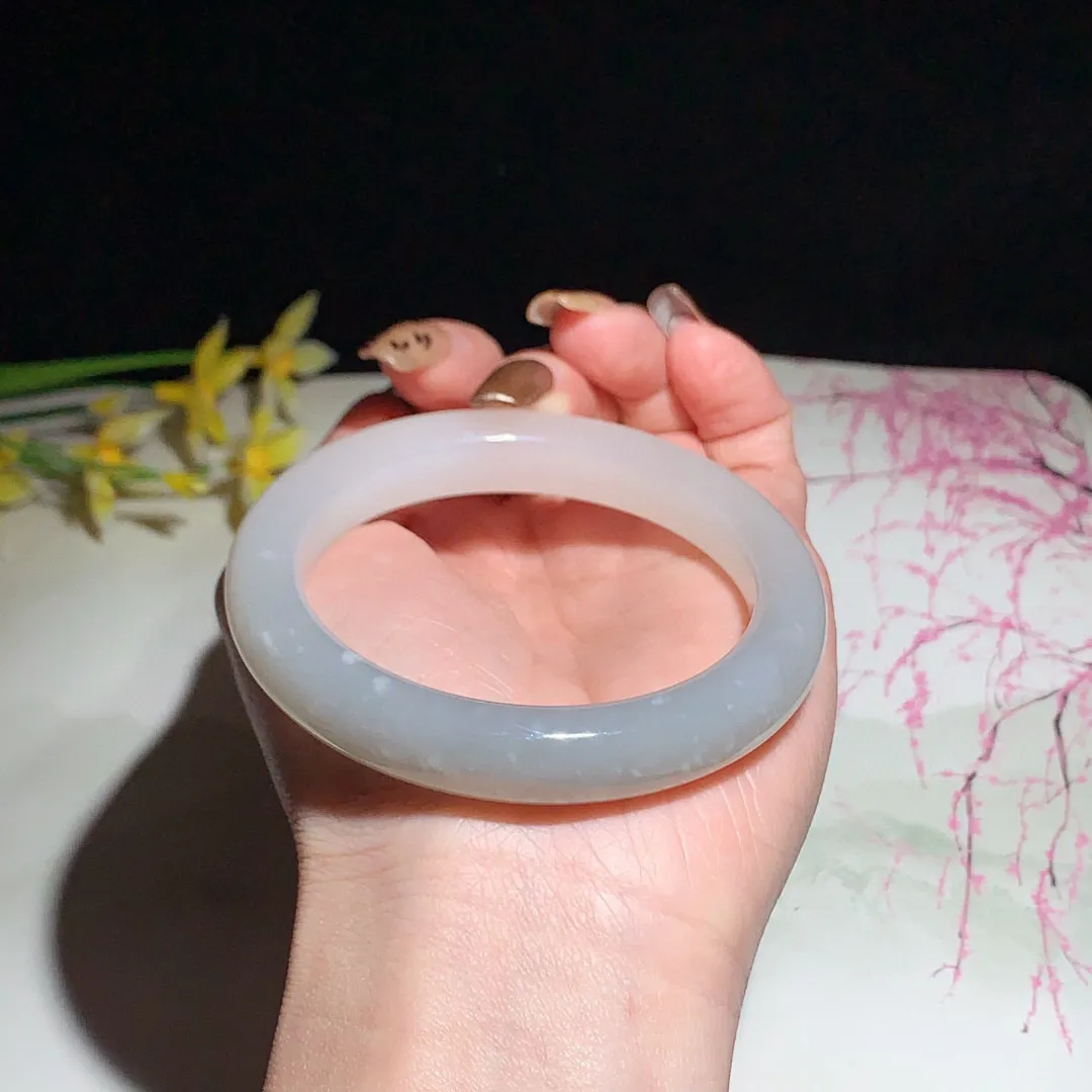 和田玉55.5圈口紫罗兰色手镯！白加紫！玉质细腻油润 底色纯净 无裂无黑 脂粉好，品质好！