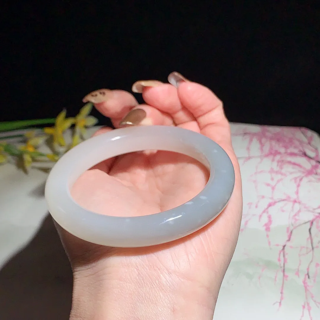 和田玉55.5圈口紫罗兰色手镯！白加紫！玉质细腻油润 底色纯净 无裂无黑 脂粉好，品质好！