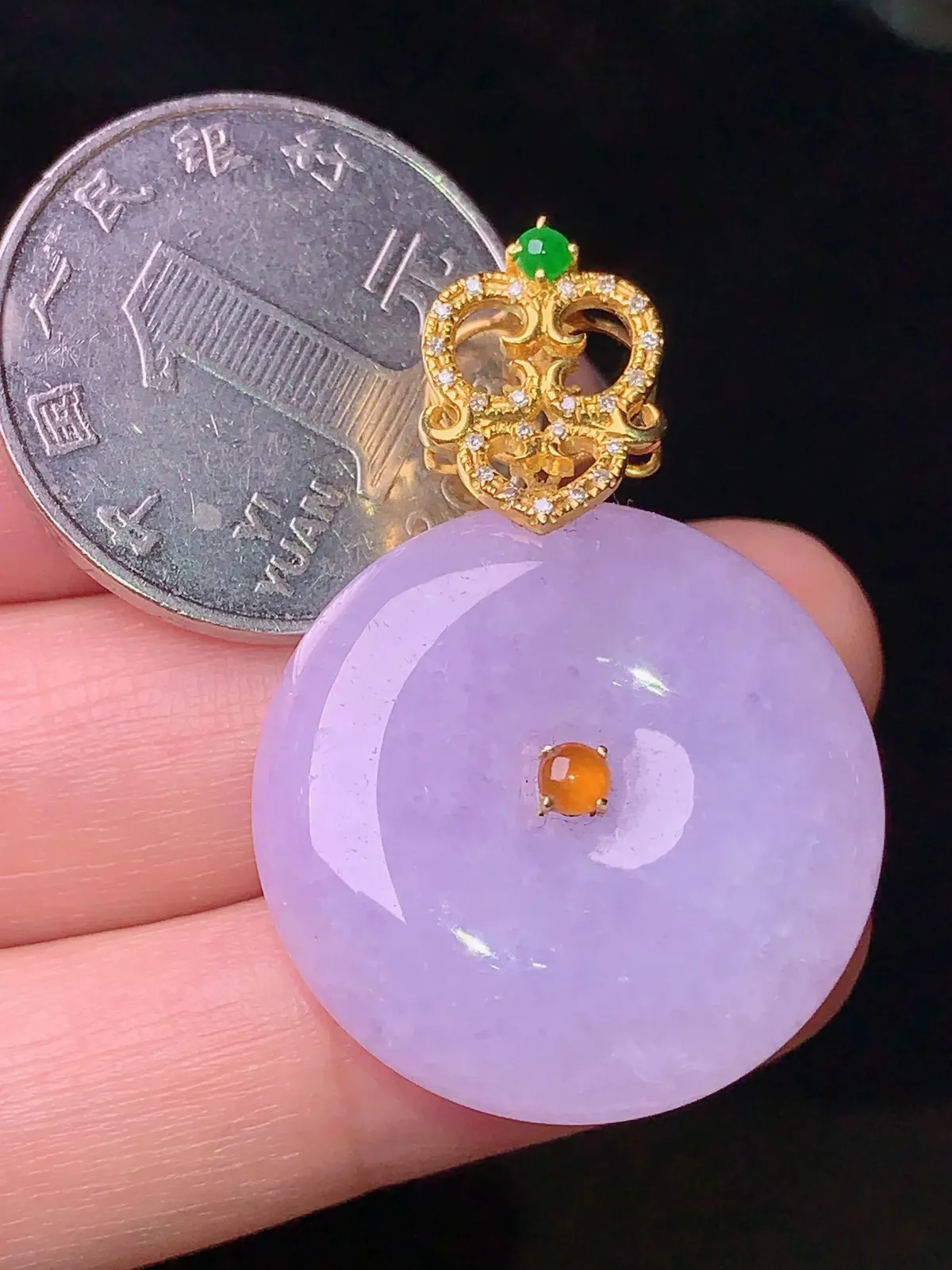 18k金钻镶嵌淡紫罗兰平安扣吊坠 搭配小绿蛋面镶嵌 玉质细腻 整体尺寸37.6*26*7.7
