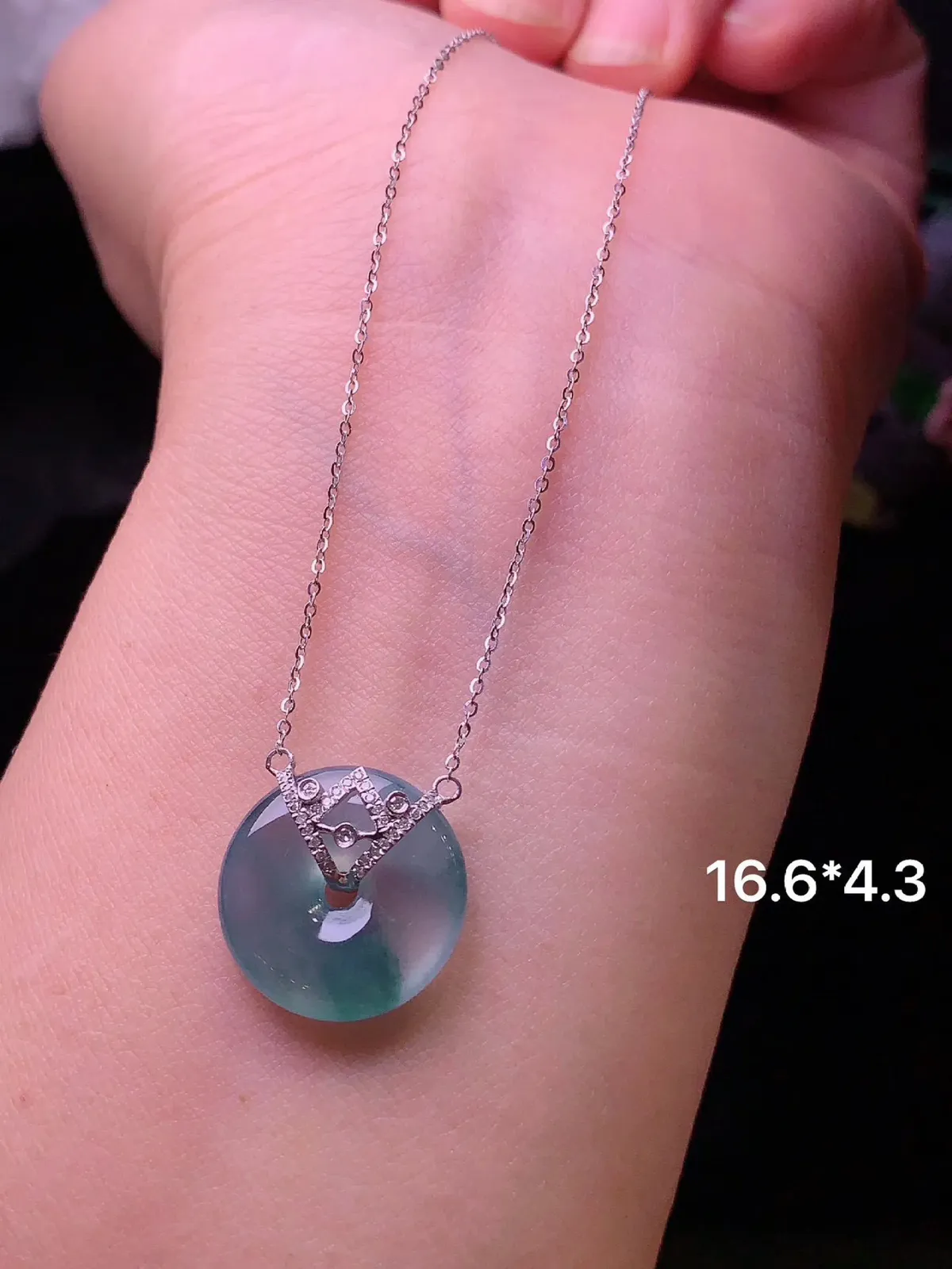 18k金钻镶嵌飘花平安扣项链吊坠 玉质水润细腻 色泽清新艳丽 整体尺寸16.6*4.3