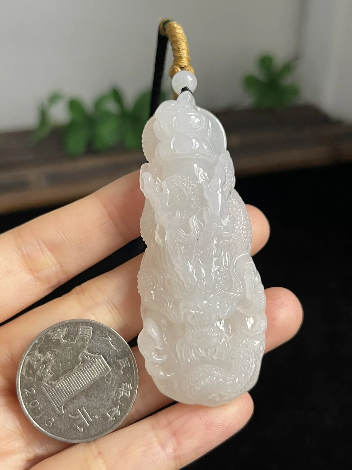 翡翠冰糯白色吊坠，配珠未测