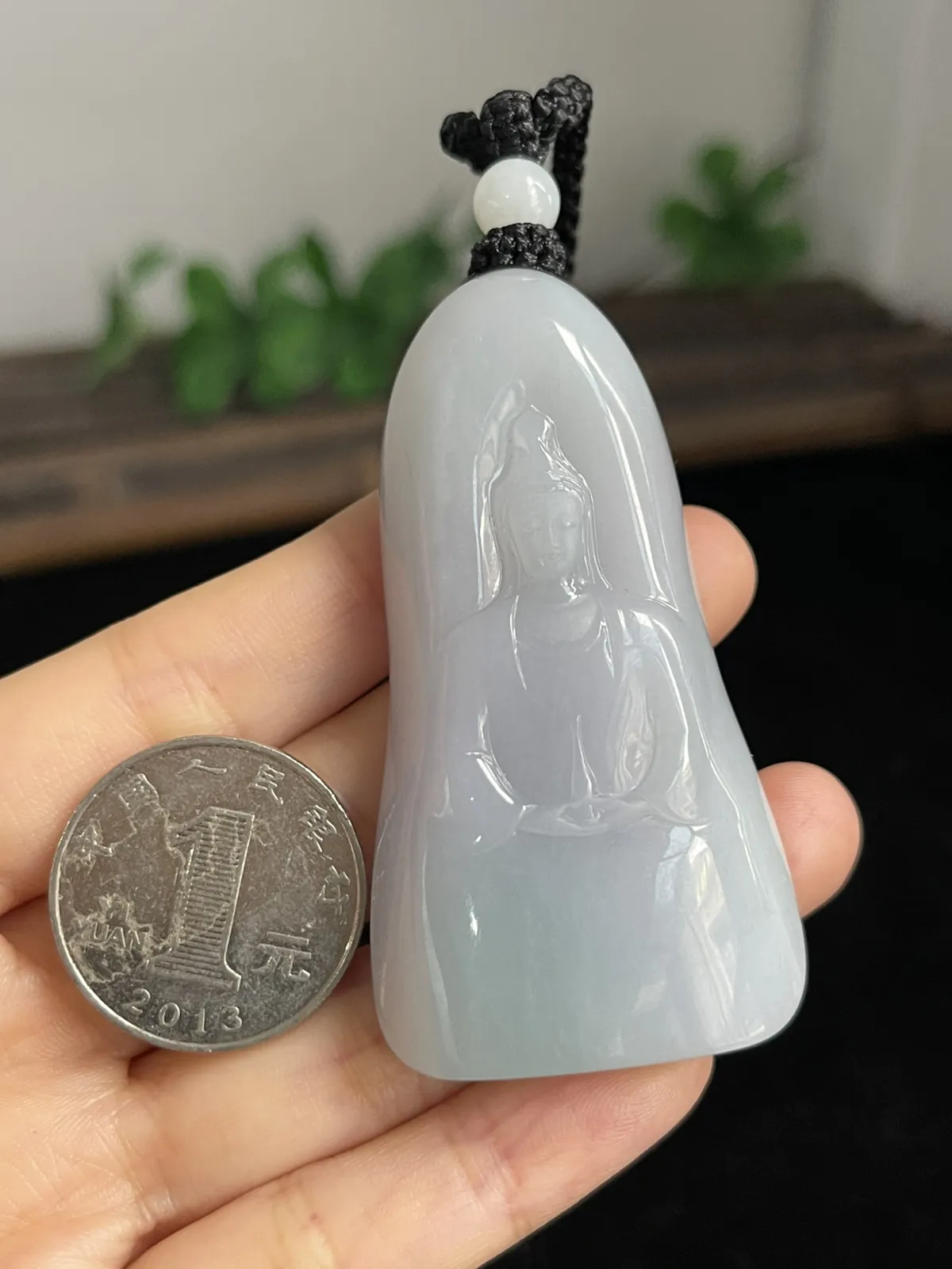 翡翠糯化种淡绿色吊坠，配珠未测