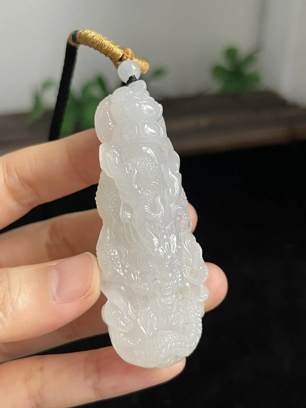 翡翠冰糯白色吊坠，配珠未测