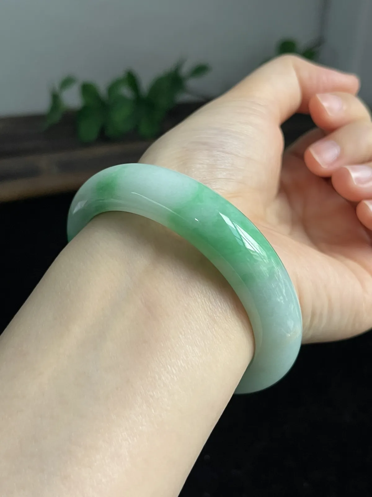 正圈55.5圈口，翡翠糯化种飘绿手镯