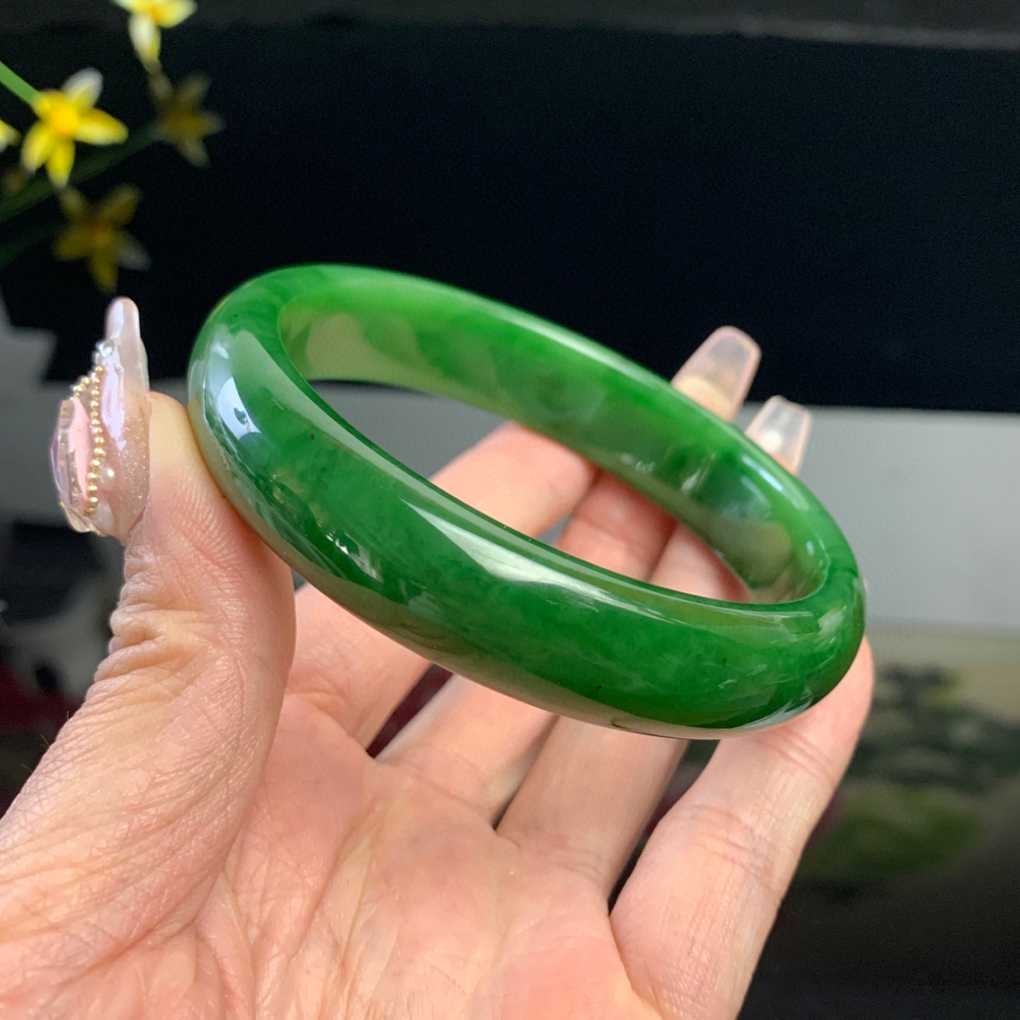 和田玉63圈口阳绿色碧玉手镯！阳绿色宽条手镯，少见阳绿大圈口宽条，玉质细腻油润 底色纯净 脂粉好，品质好！