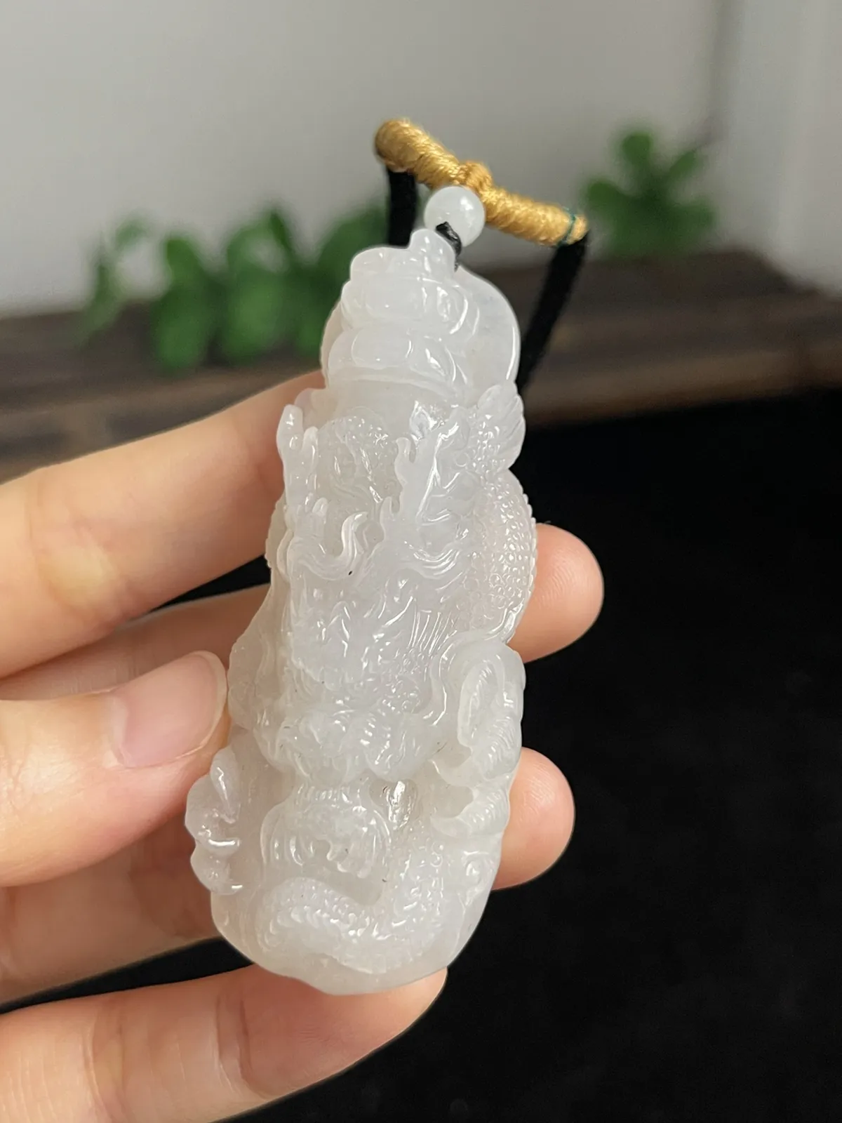 翡翠冰糯白色吊坠，配珠未测