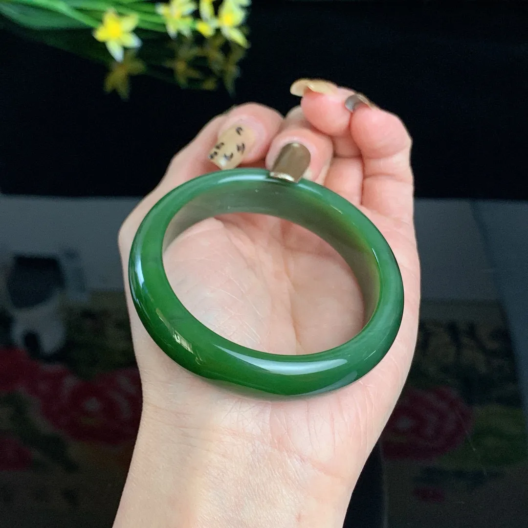 和田玉碧玉52圈口菠菜绿宽版碧玉手镯！玉质细腻油润 底色纯净 无裂无杂 脂粉好，品质高