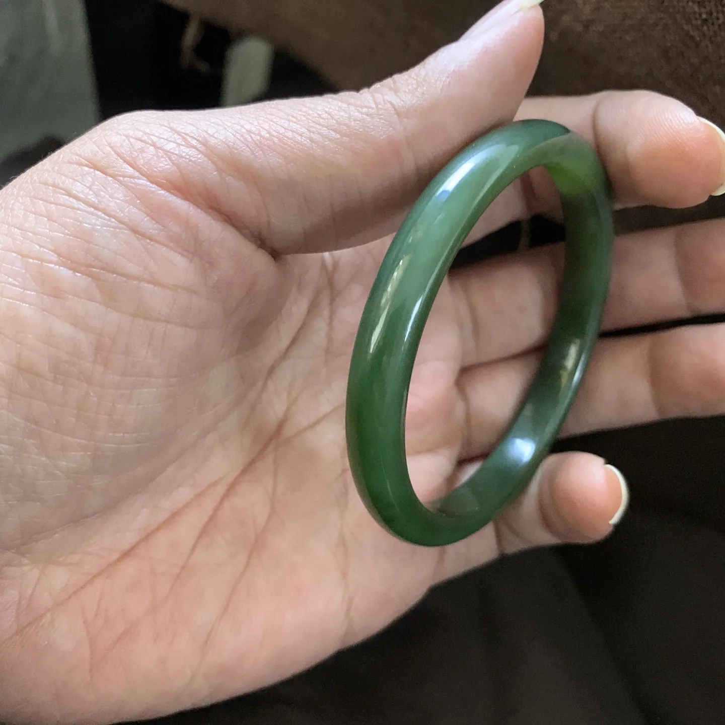 和田玉56.1圈口菠菜绿手镯，镯型古朴典雅。在诗情画意的雨巷相遇，你是我腕间的一抹风情，有你眸有深情.清风荡漾湖间静水，我愿俯身低眉，在烟波涟漪处寻