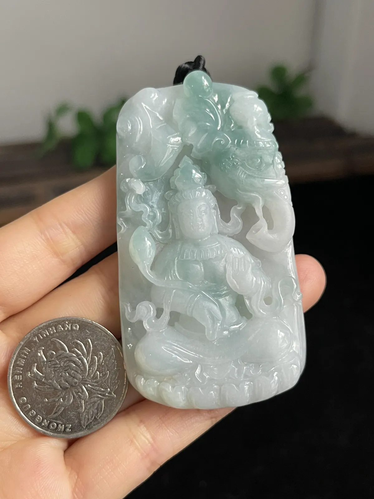 翡翠冰糯种淡绿色吊坠