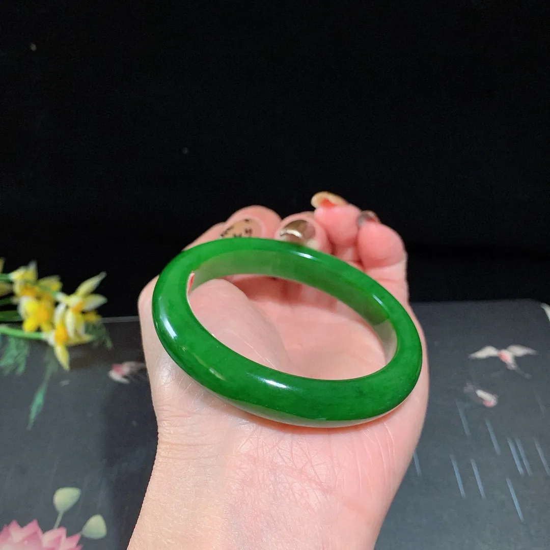 和田玉54圈口阳绿色碧玉手镯！玉质细腻油润 底色纯净 无裂无杂 脂粉好，品质高