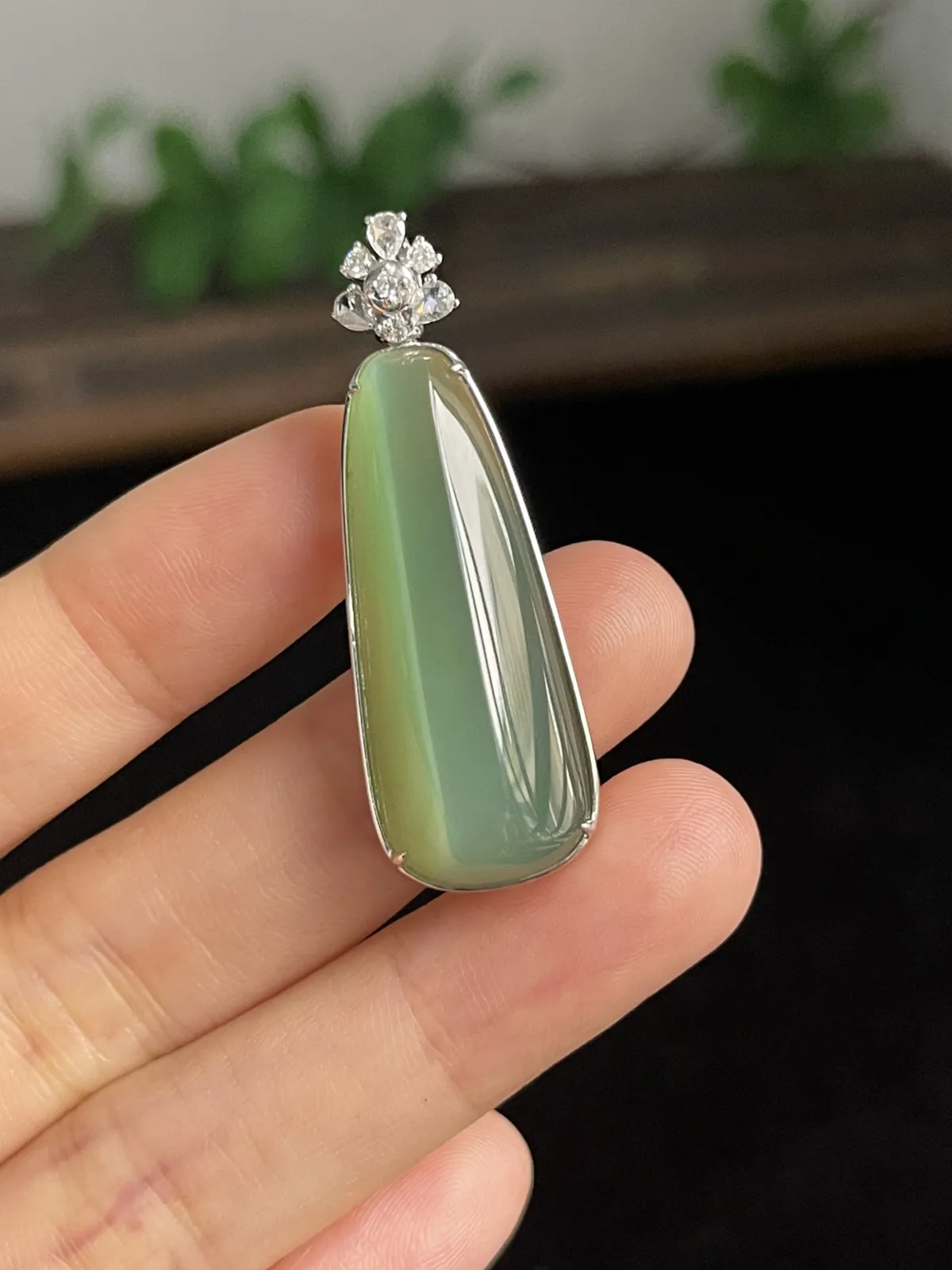 和田玉吊坠，印记：G18K,伴钻石