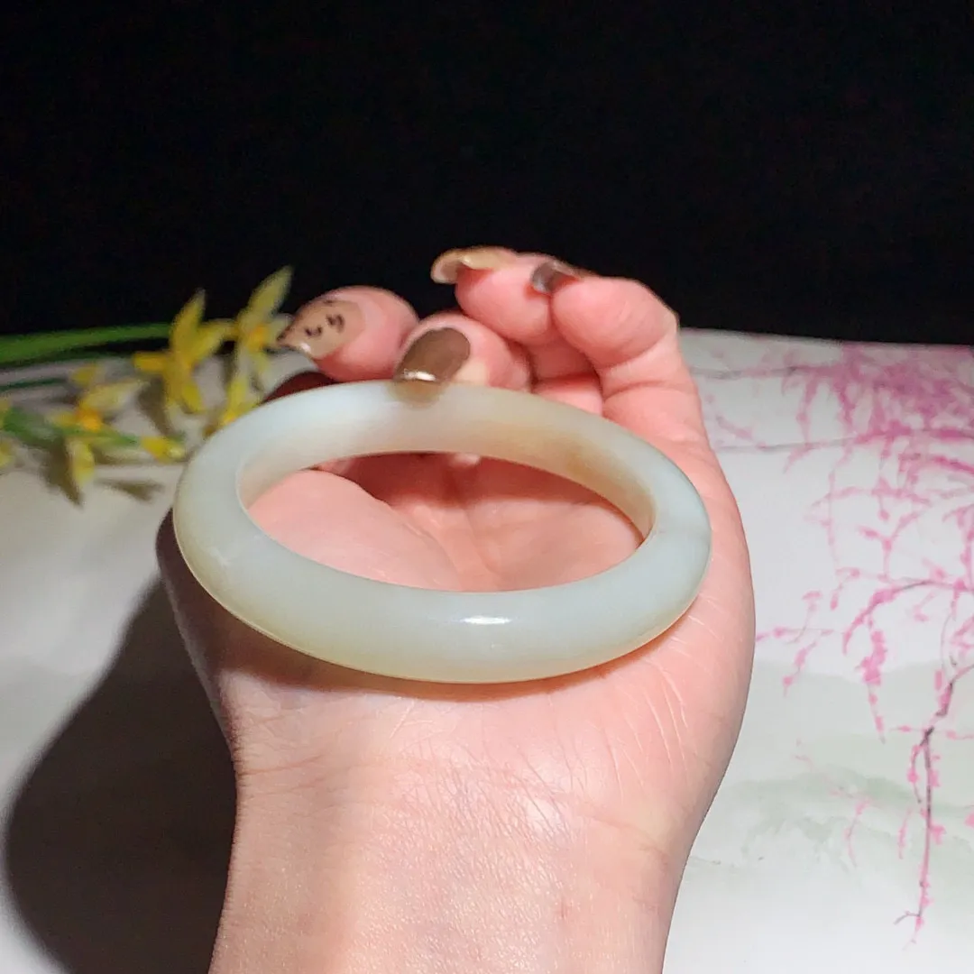 且末糖！和田玉53圈口且末糖手镯，玉质细腻油润 底色纯净 无裂无黑 脂粉好，品质好