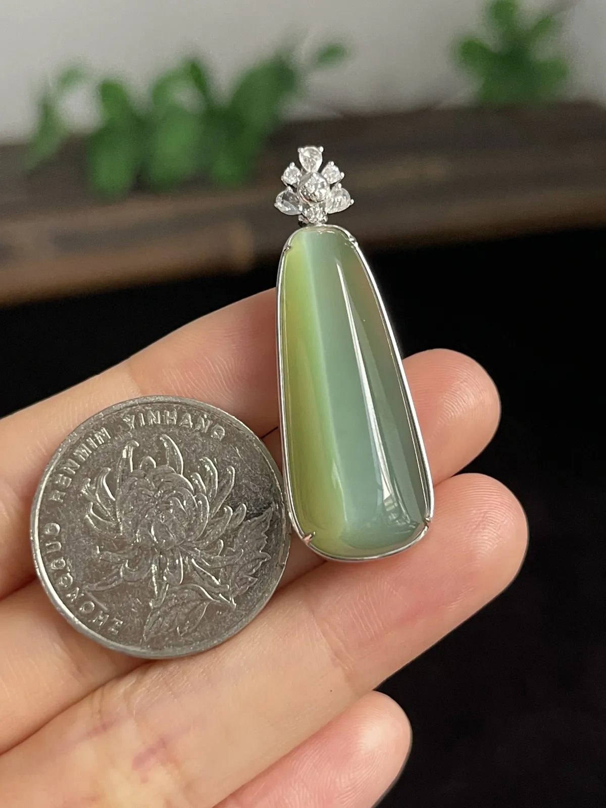 和田玉吊坠，印记：G18K,伴钻石