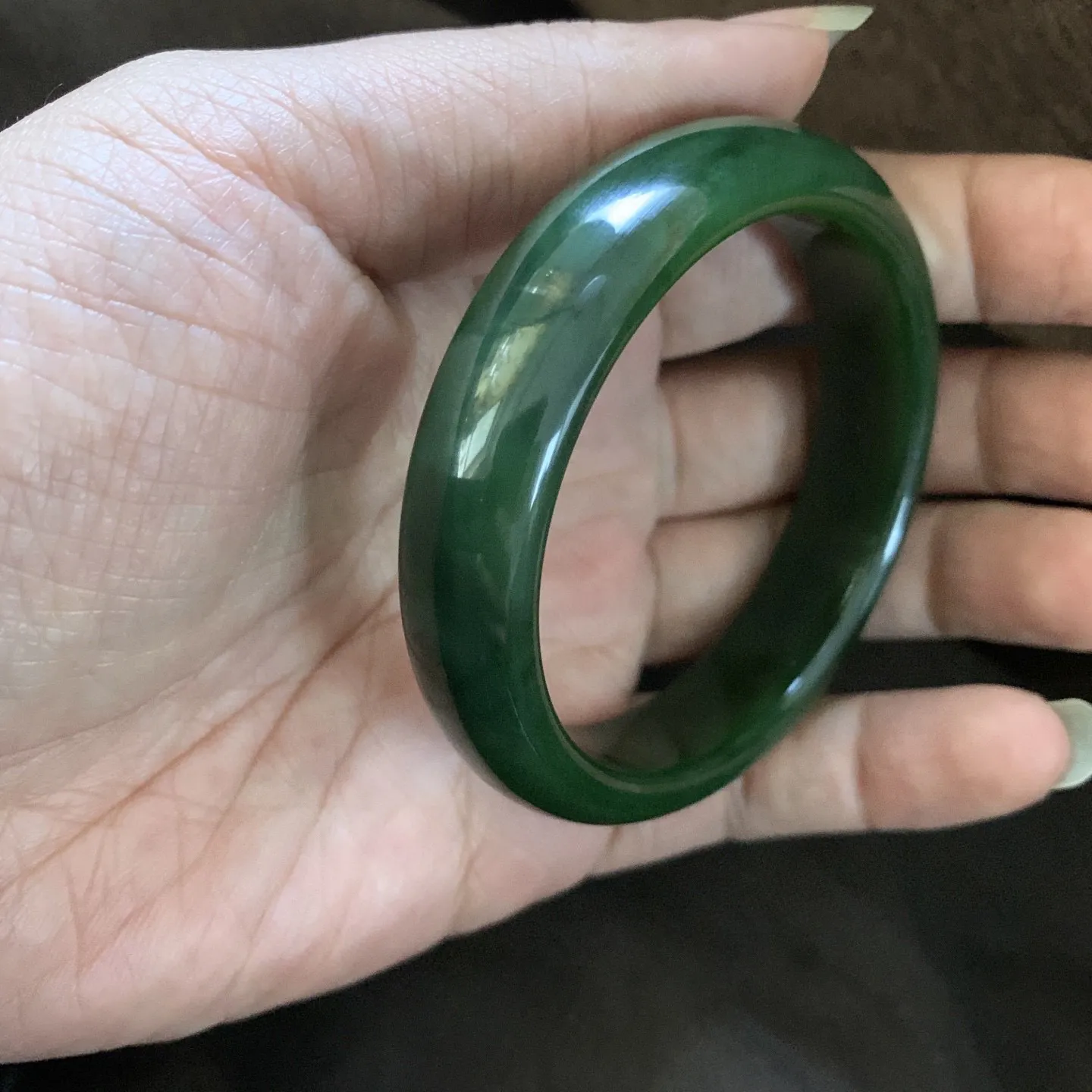 和田玉碧玉56.3圈口菠菜绿手镯，镯型古朴典雅。在诗情画意的雨巷相遇，你是我腕间的一抹风情，有你眸有深情.清风荡漾湖间静水，我愿俯身低眉，在烟波涟漪处寻