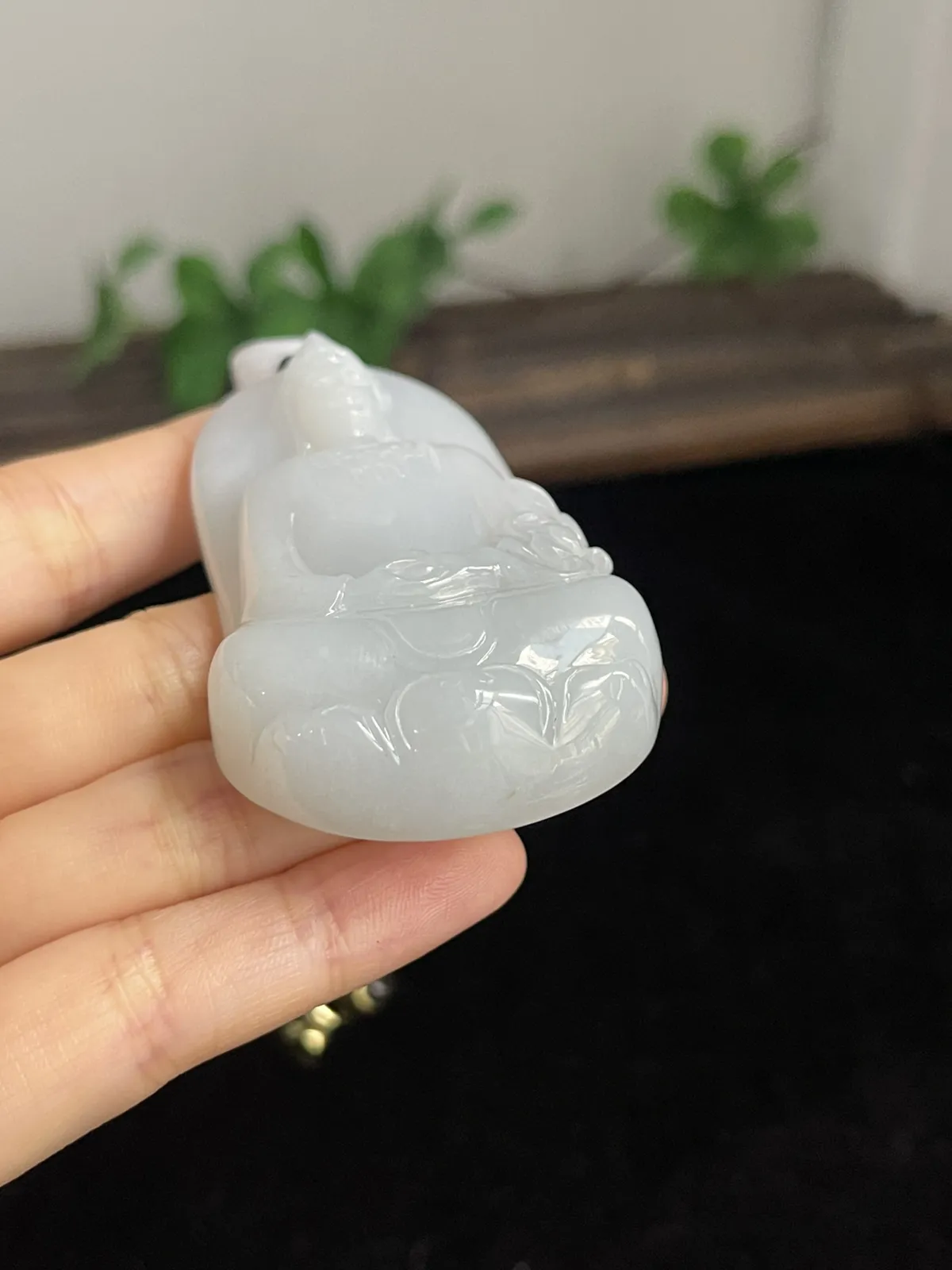 翡翠糯化种白色吊坠，配珠未测