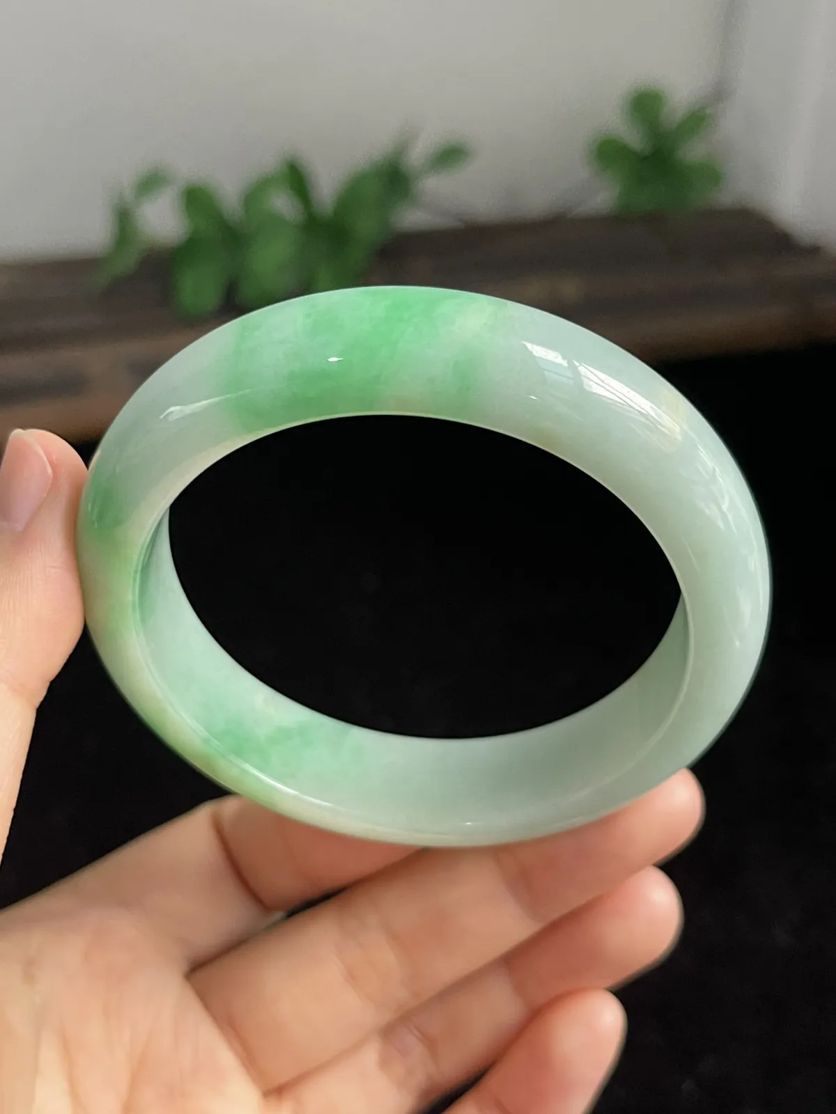 正圈55.5圈口，翡翠糯化种飘绿手镯