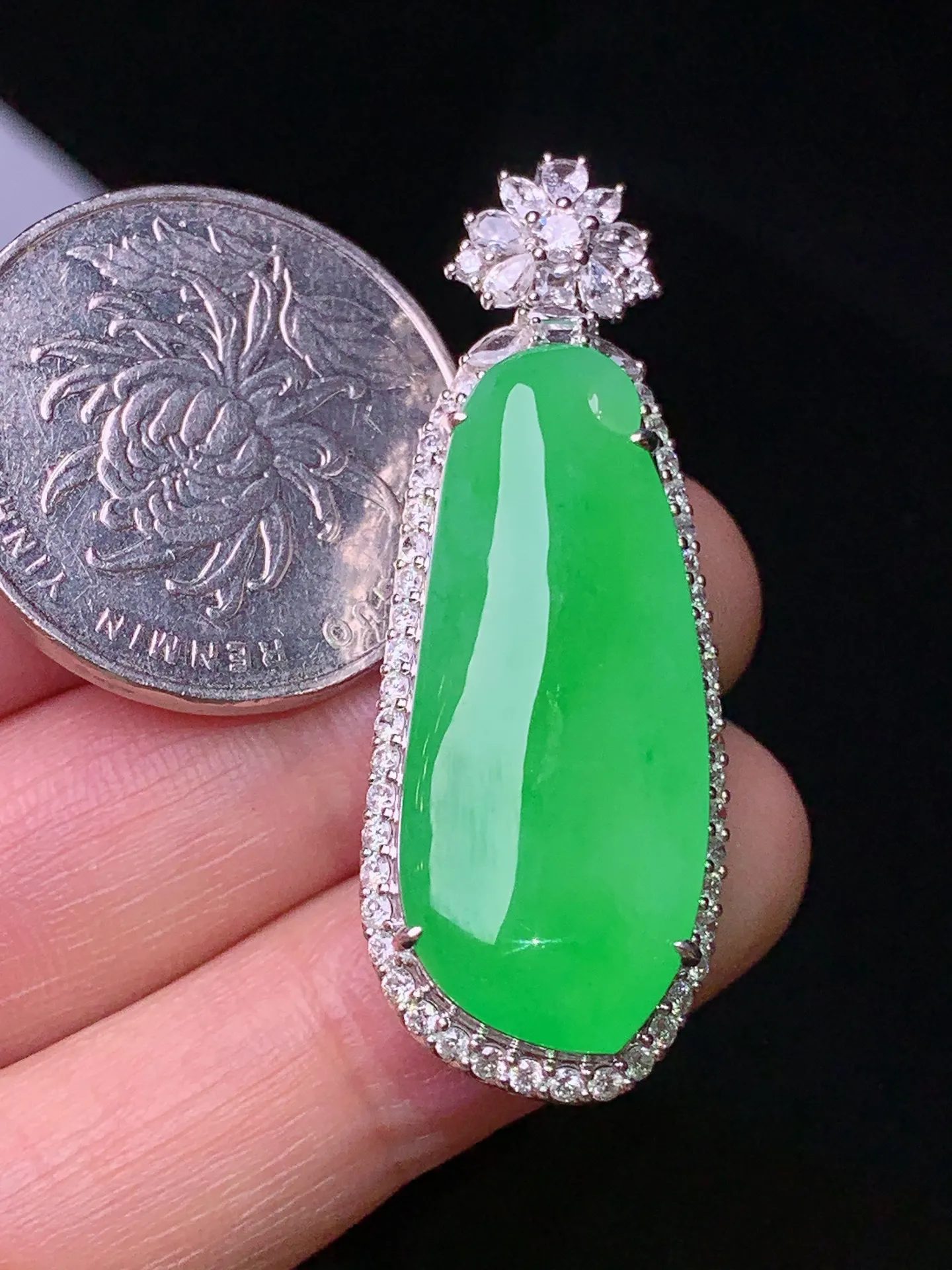 18k金钻镶嵌翠绿福瓜吊坠 玉质细腻 色泽艳丽清新 整体尺寸42.5*15.5*10.8