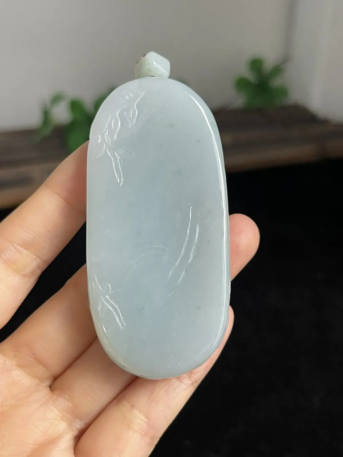 翡翠糯化种淡绿色吊坠，配石未测