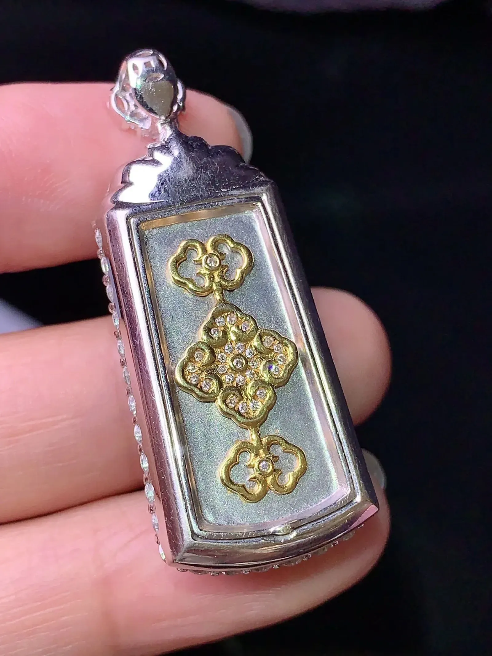 18k金钻镶嵌满绿无事牌吊坠 玉质细腻 色泽清新艳丽 整体尺寸42.3*16.8*9.2