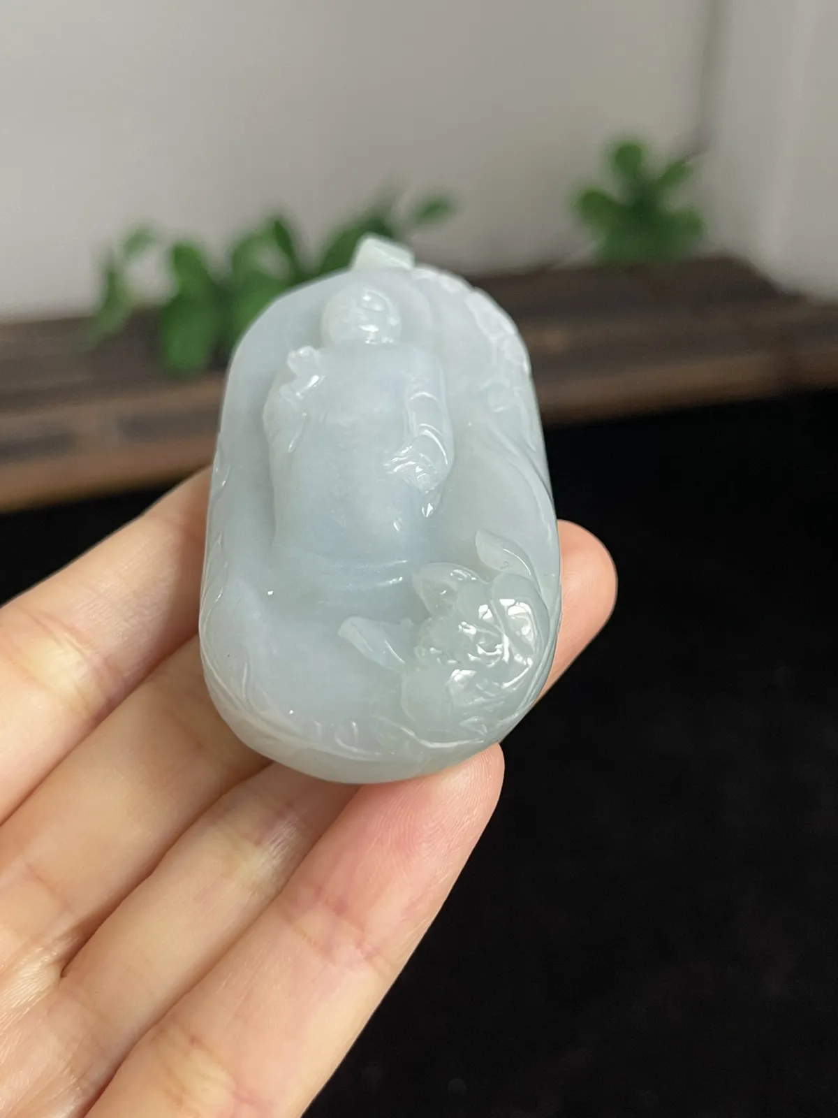 翡翠糯化种淡绿色吊坠，配石未测