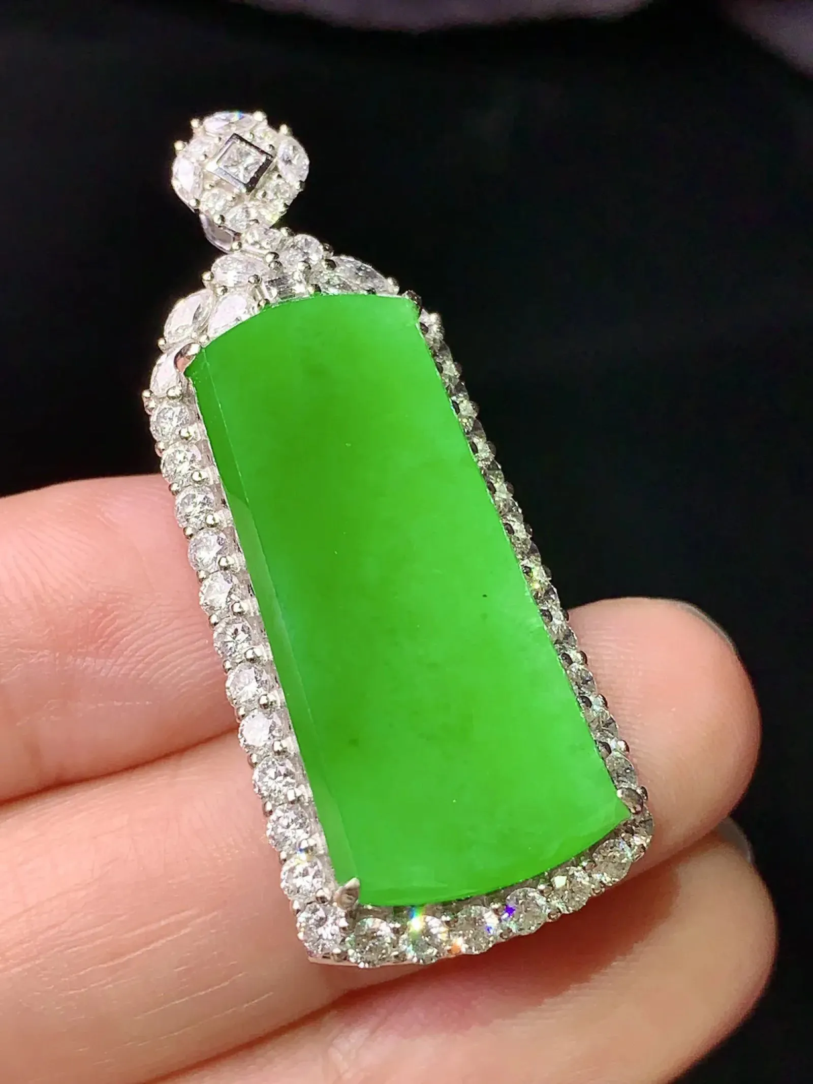 18k金钻镶嵌满绿无事牌吊坠 玉质细腻 色泽清新艳丽 整体尺寸42.3*16.8*9.2