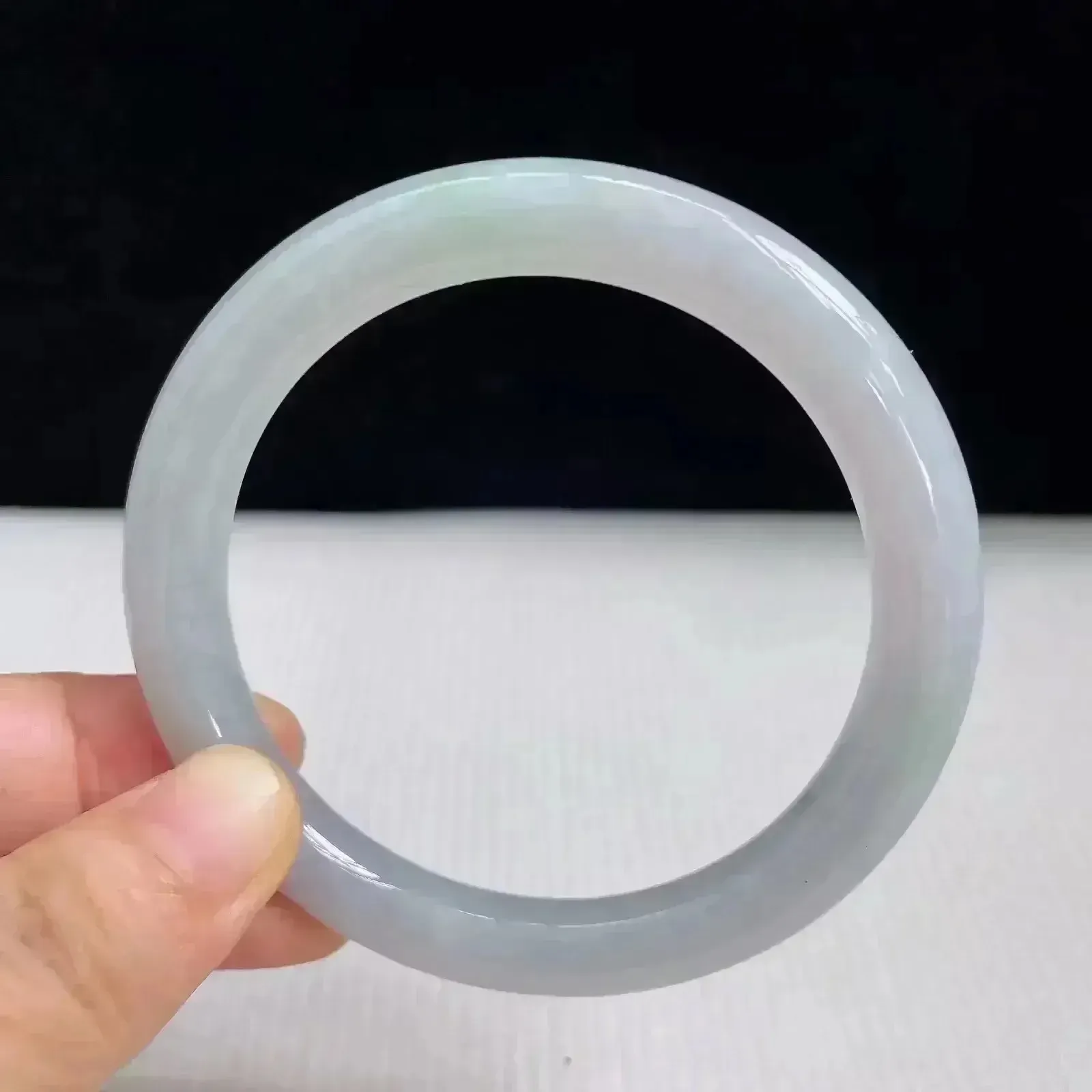 56mm自然光拍摄天然翡翠A货淡绿好种水圆条手镯 40.40克