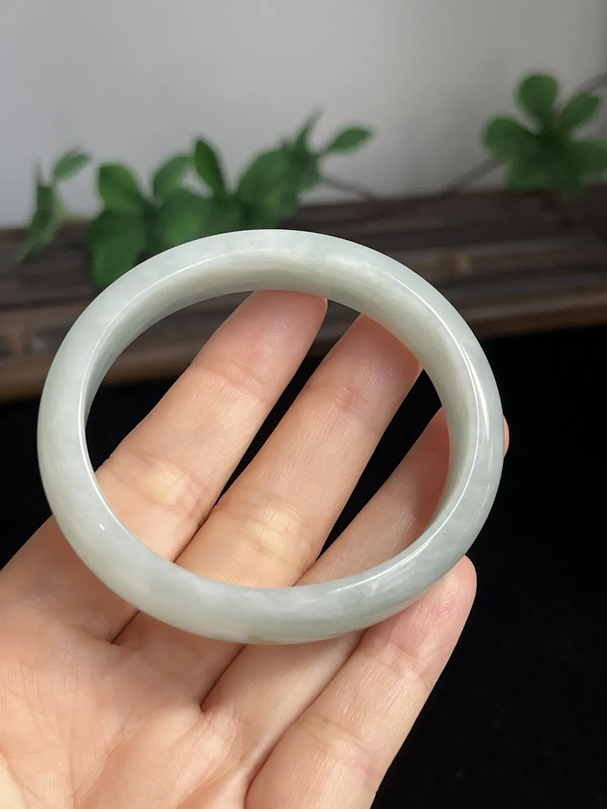 贵妃镯53圈口，翡翠糯化种飘绿手镯