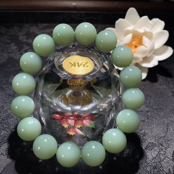 收藏级！和田玉瓷白俄罗斯碧玉手串 单颗尺寸13重克 玉质细腻油润。无裂无杂无结构 手推出油。佩戴高端典雅。lt260205