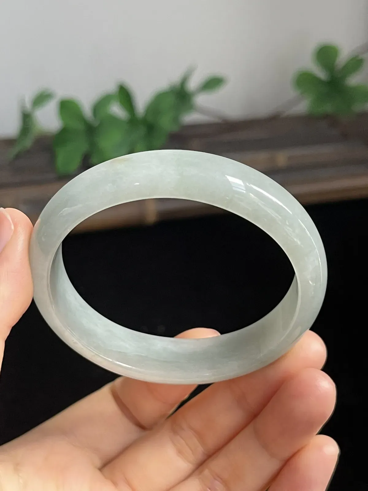贵妃镯53圈口，翡翠糯化种飘绿手镯