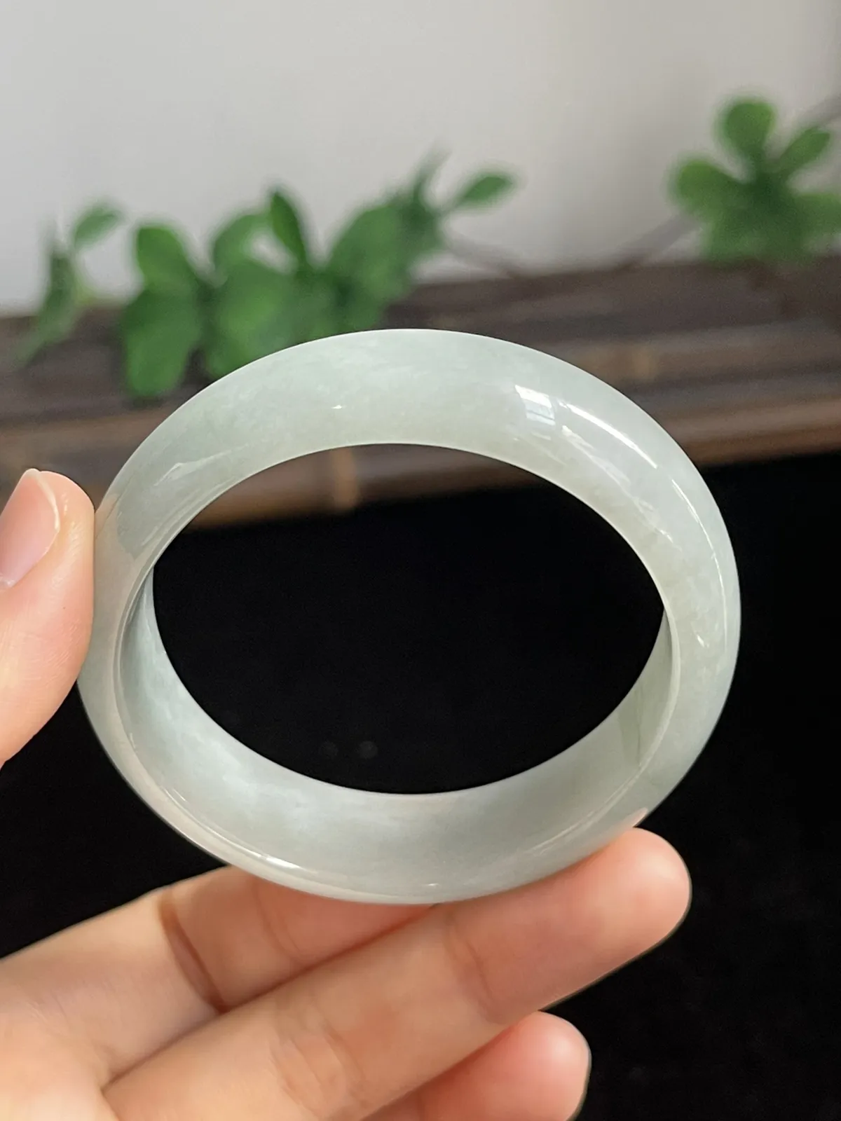 贵妃镯53圈口，翡翠糯化种飘绿手镯